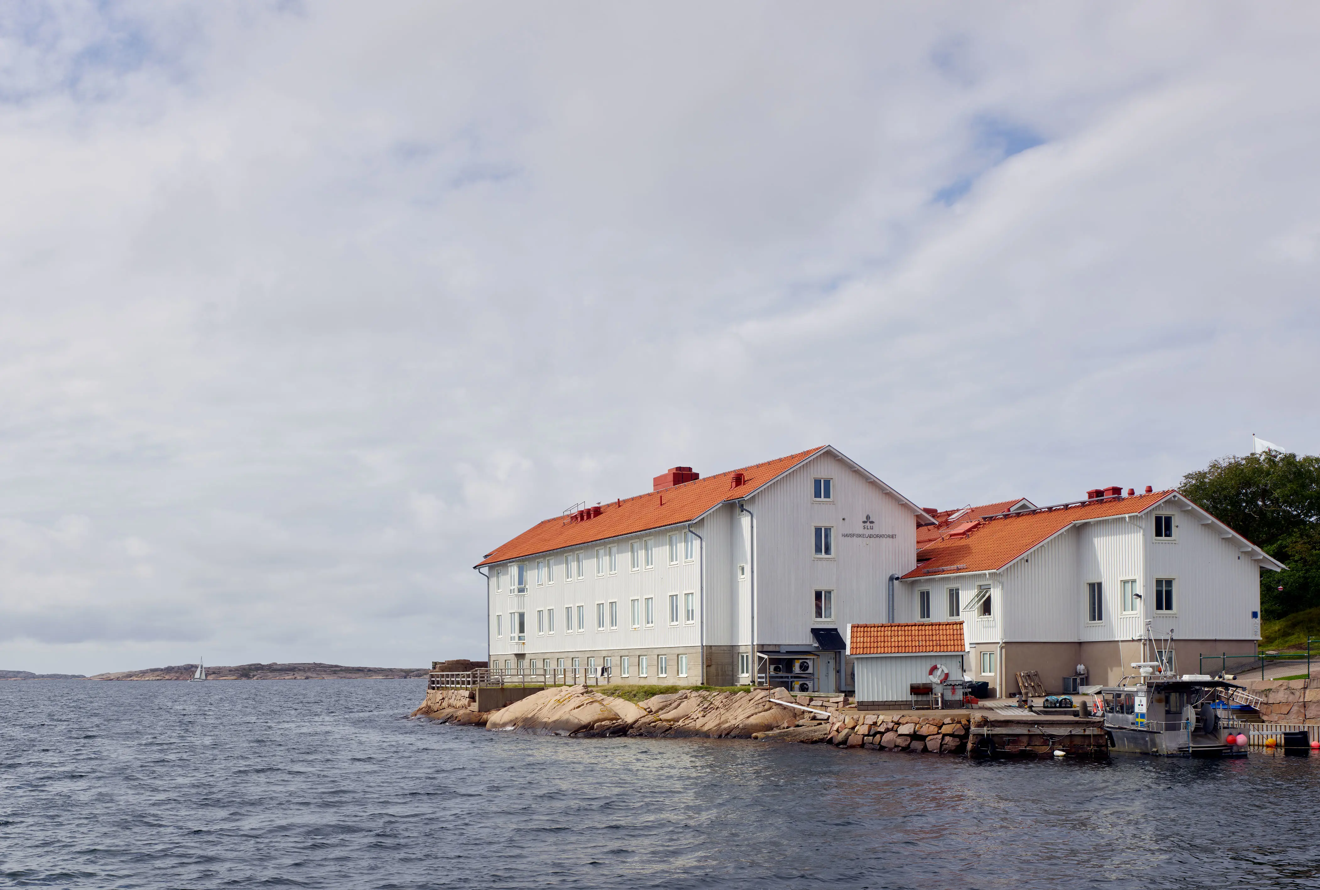 Med de nya tillbyggnaderna får personalen både fler arbets¬ytor och plats för matsal, nytt kök och konfe¬rensrum med vackert läge mot havet.