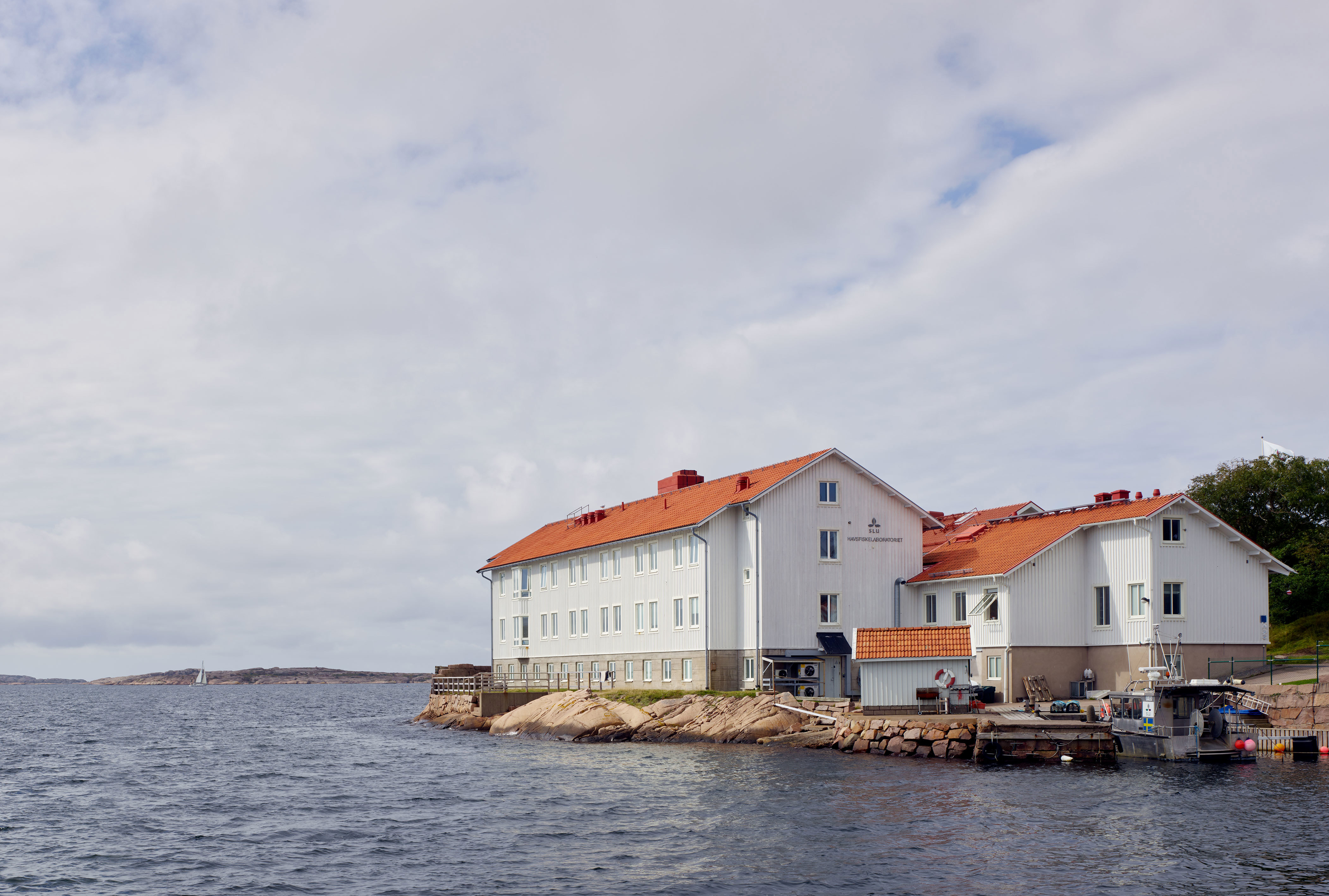 Med de nya tillbyggnaderna får personalen både fler arbets¬ytor och plats för matsal, nytt kök och konfe¬rensrum med vackert läge mot havet.