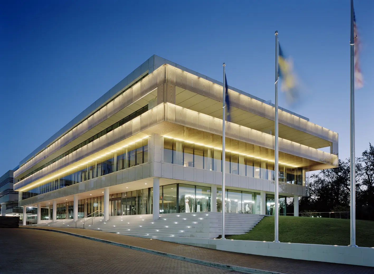 House of Sweden i Washington. Glasfasaden och trappan till entrén har tänd kvälls-belysning.