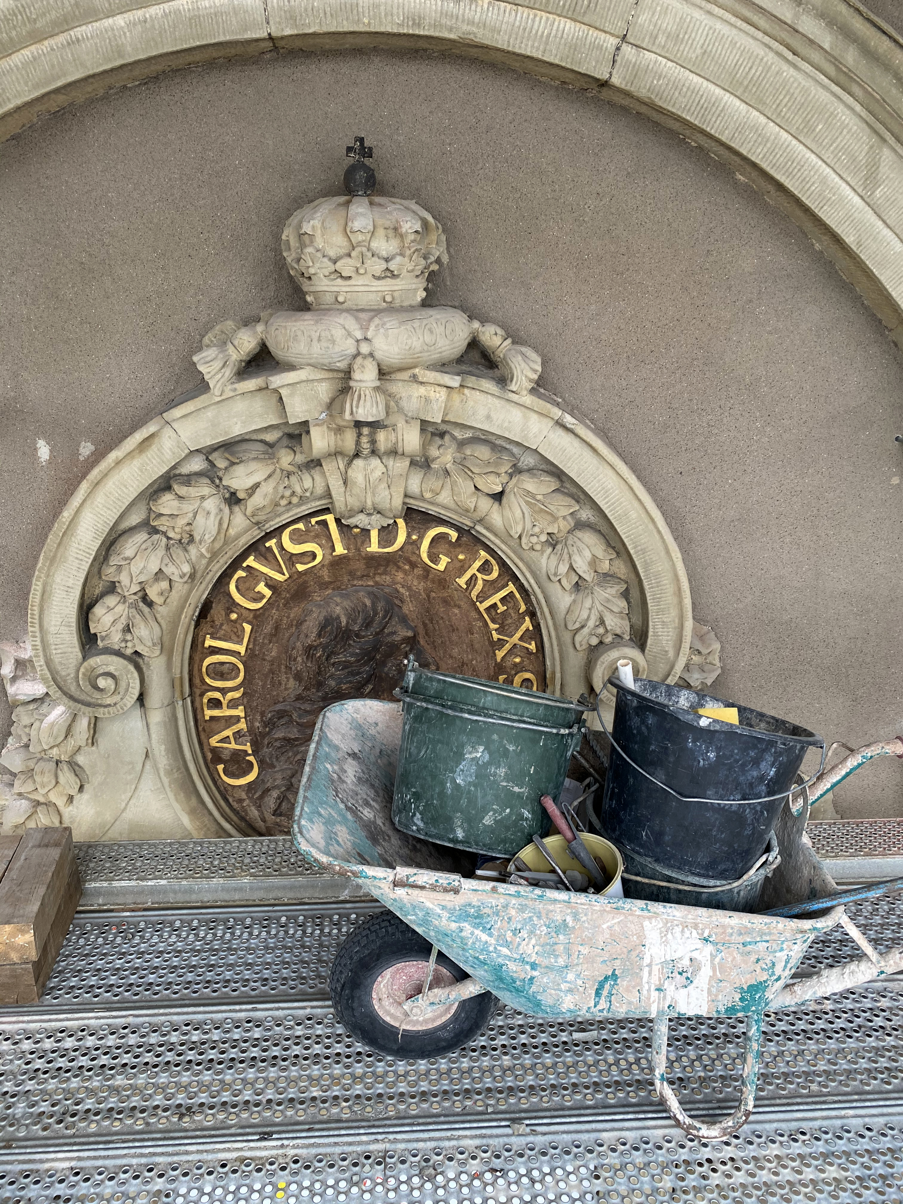Lagning av regentmedaljongerna på Stockholms slotts fasad.
