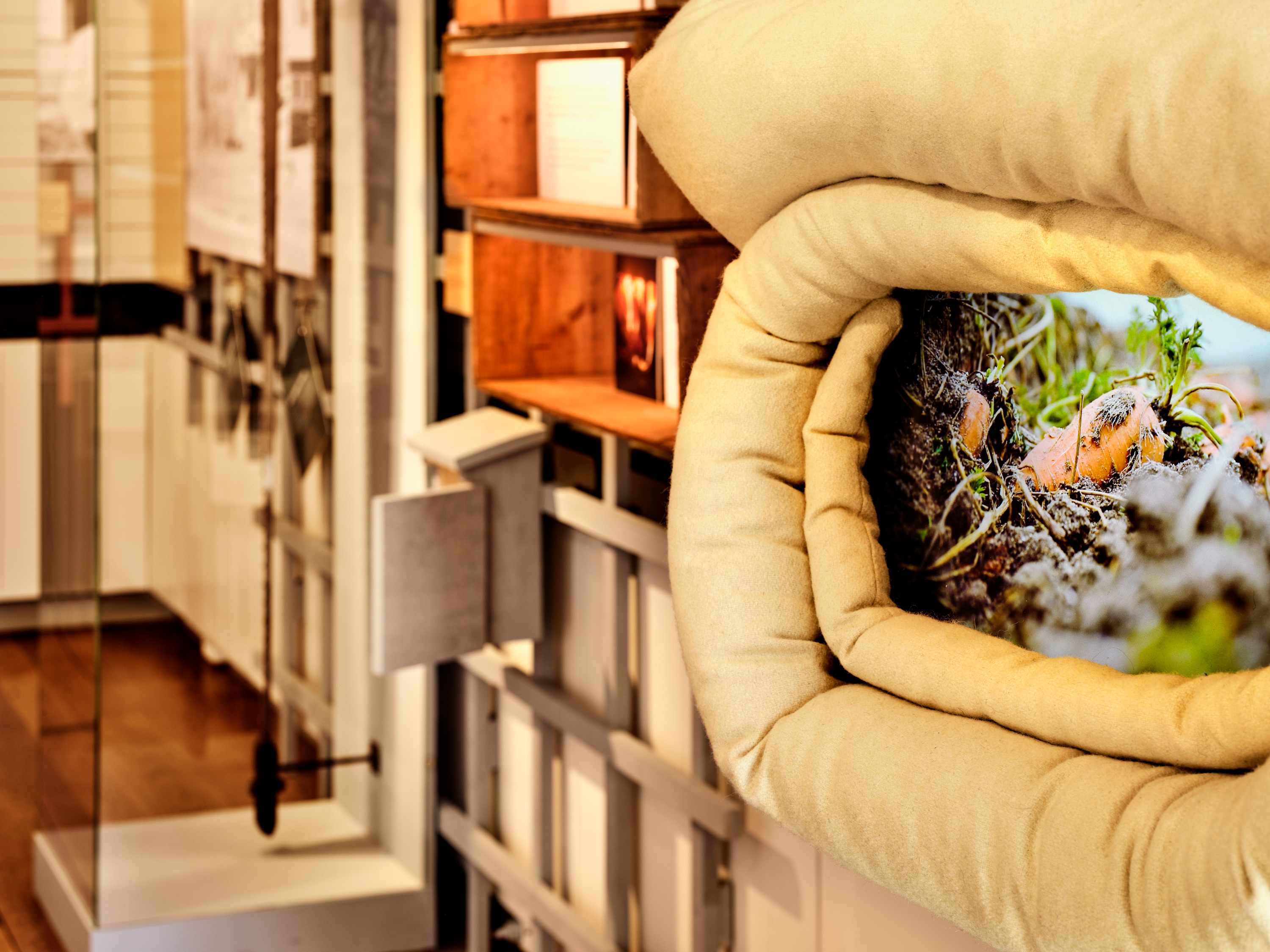 Annorlunda tittskåp