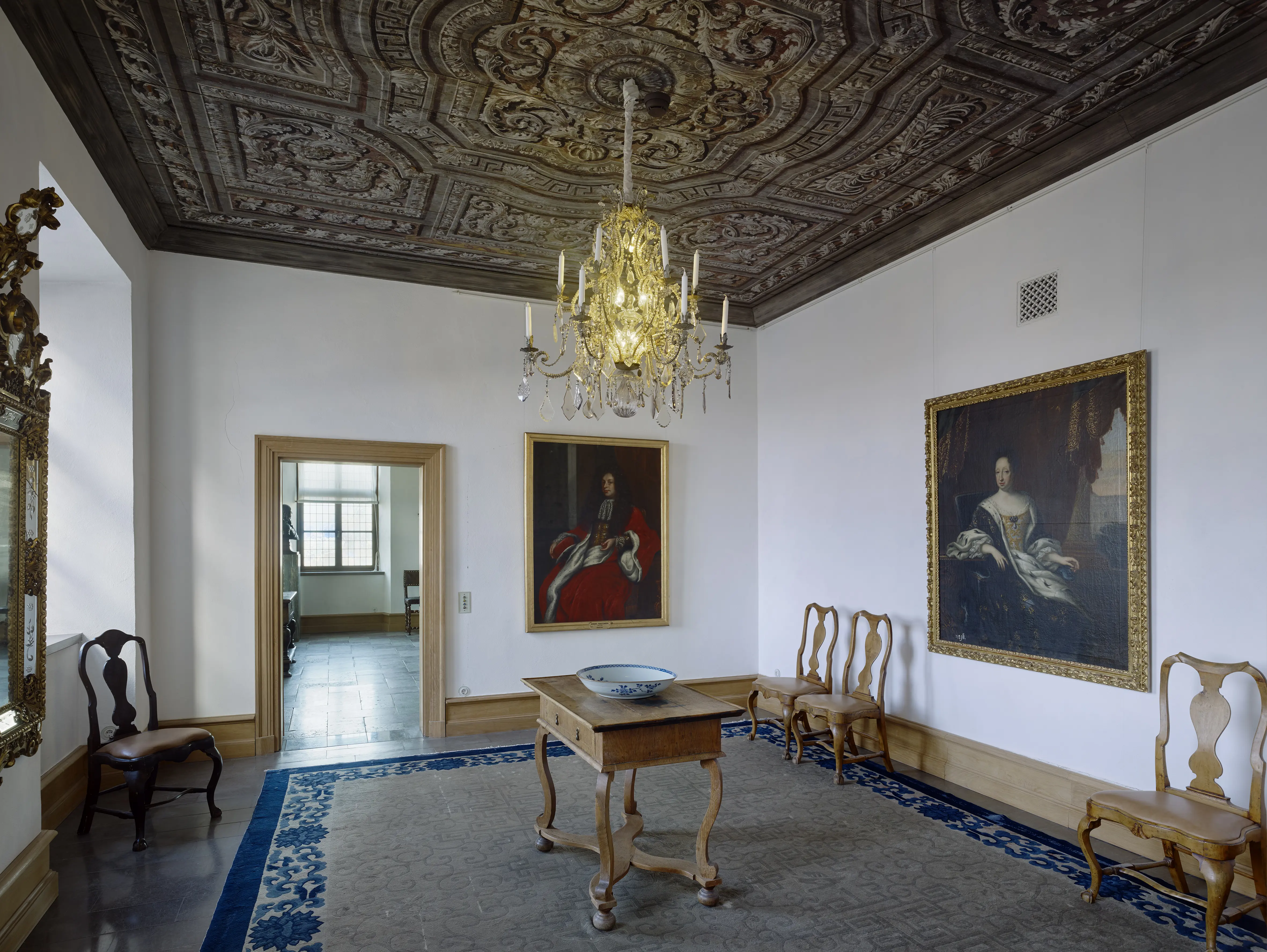 Interiör, residenset i Göteborg. Rum med stora porträtt på väggarna, tak-krona och takmålningar från 1600-talet.