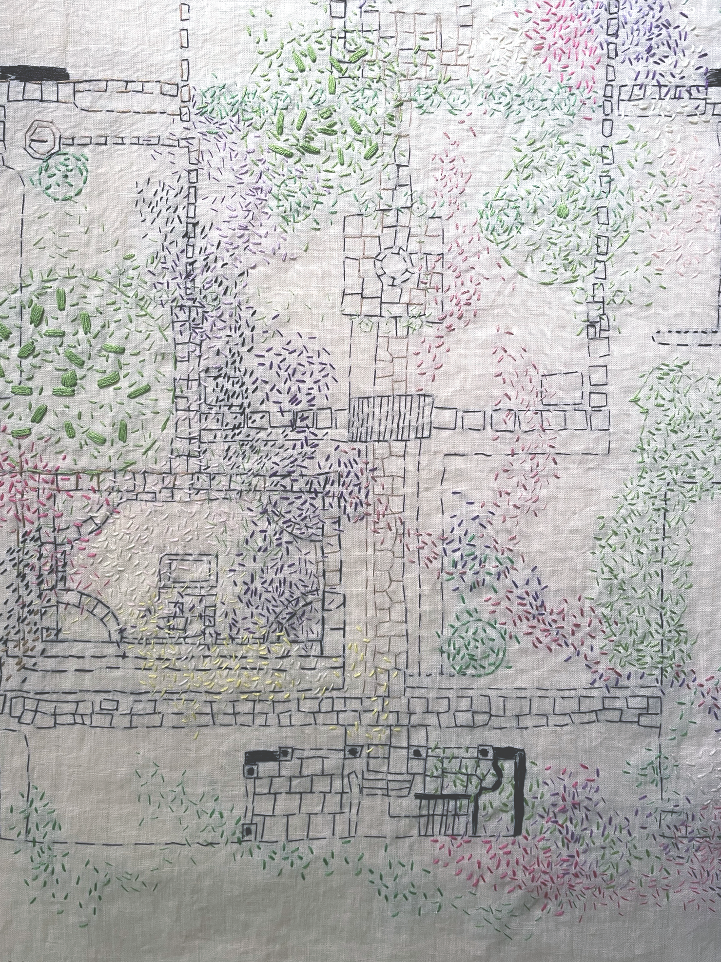 Närbild av broderier av AnnaMia Lindblom.