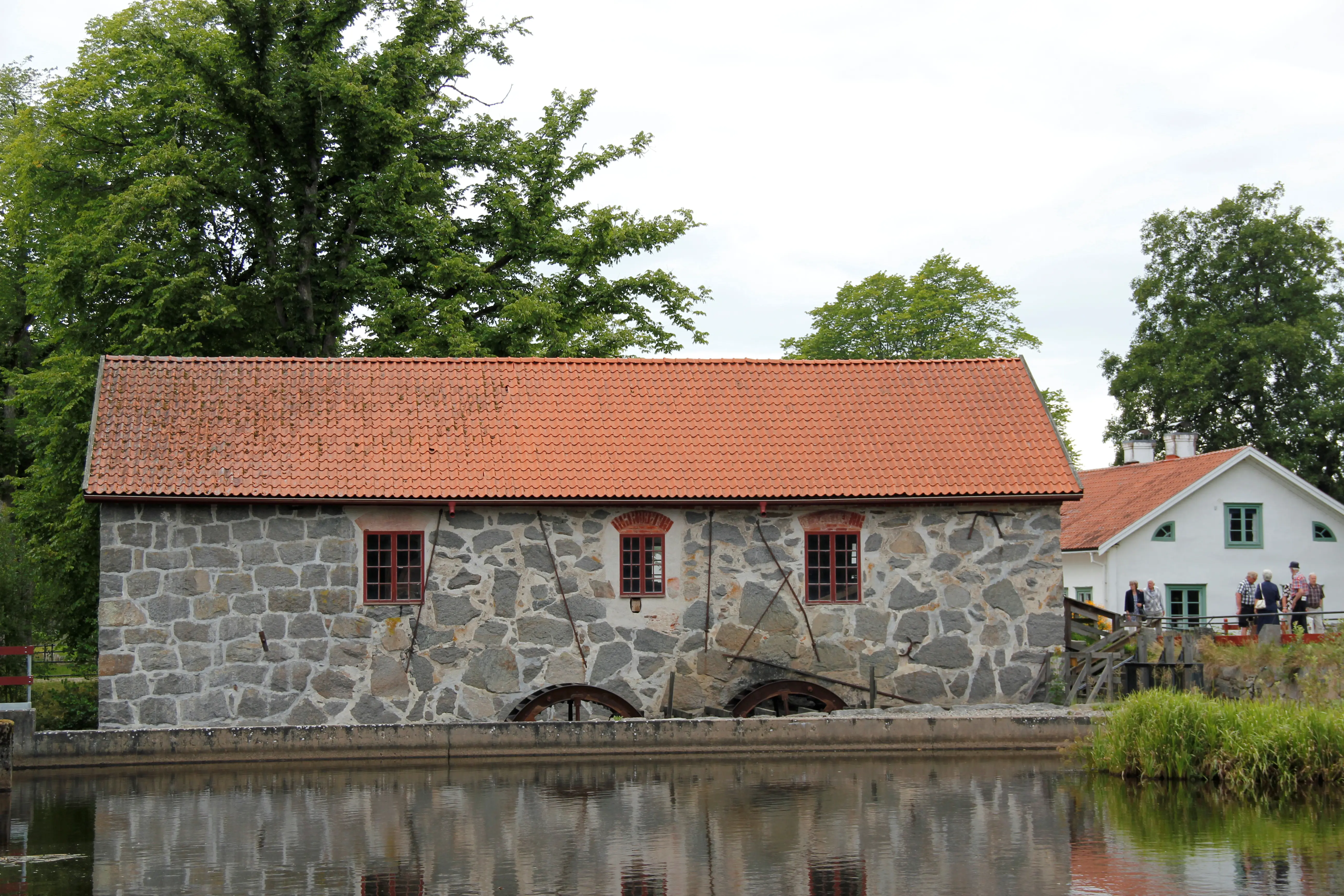 Huseby bruk. Kvarnen. En liten stenbyggnad med två vattenhjul.