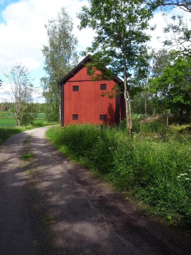 Gaveln på ett falurött hus i solsken