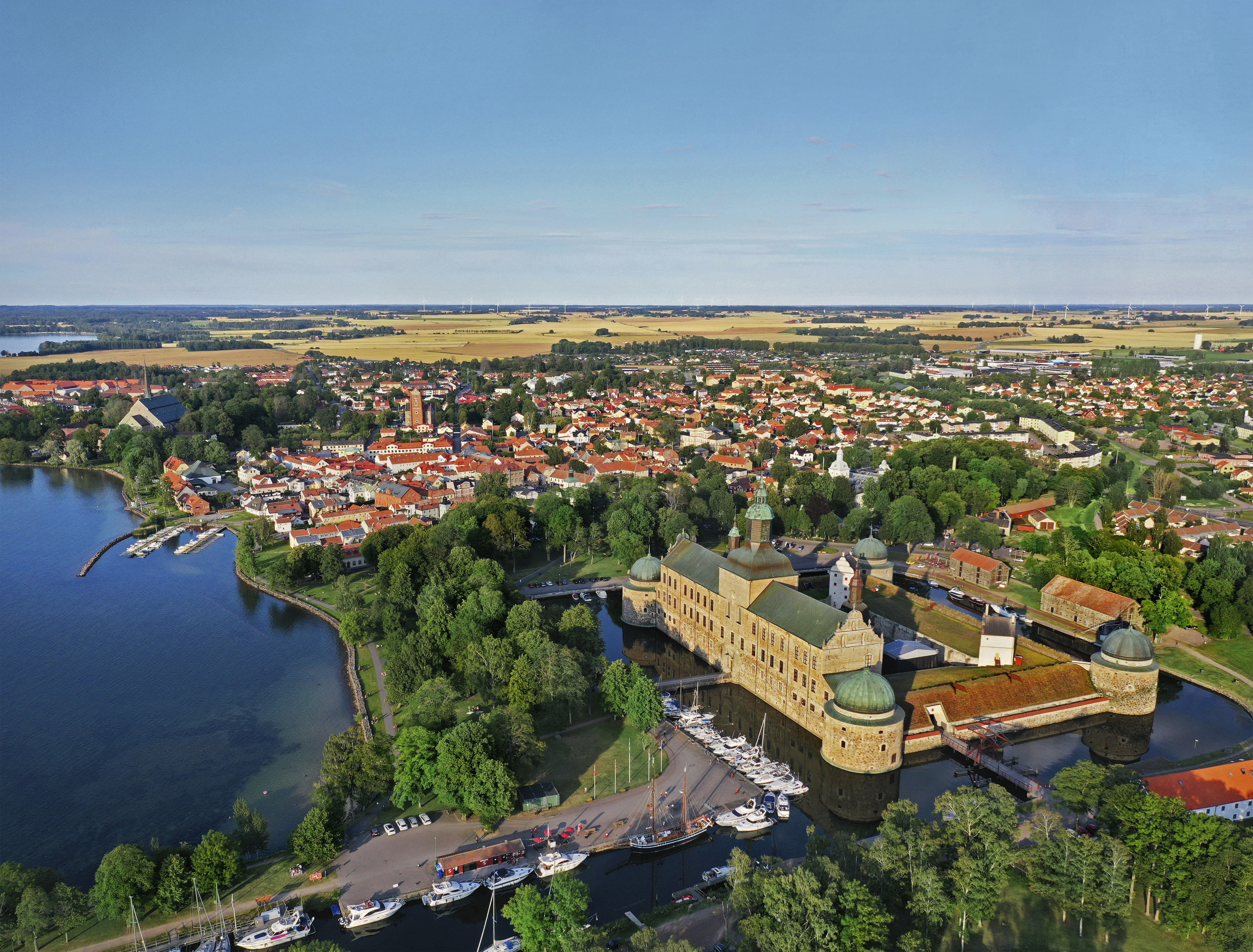 Vy över Vadstena, från slottet till klostret.