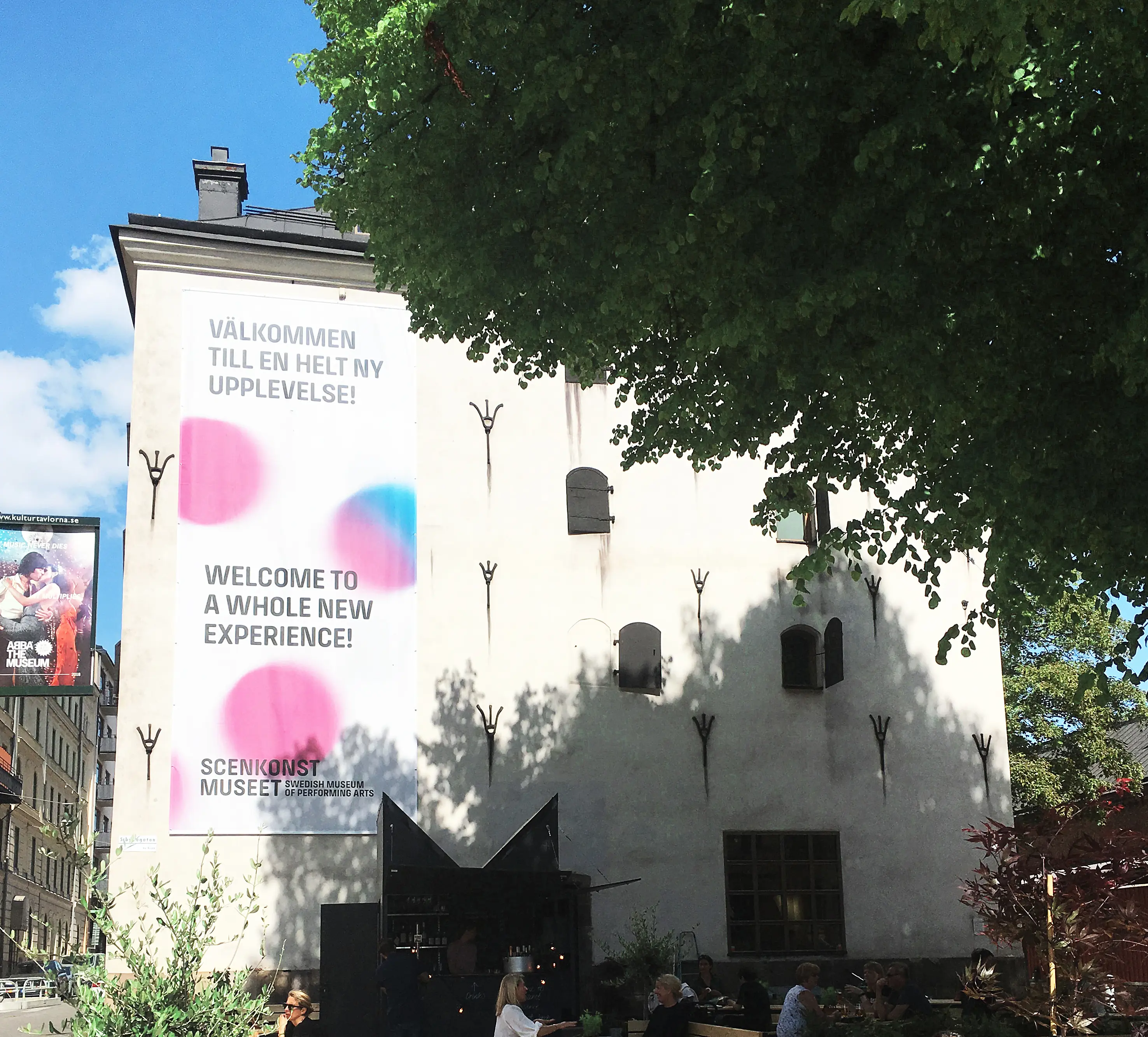 Scenkonst-museets fasad mot Väpnargatan. Väggen pryds av gjutjärns-luckor och ankarslut. En vepa önskar besökare välkomna efter ombyggnad.