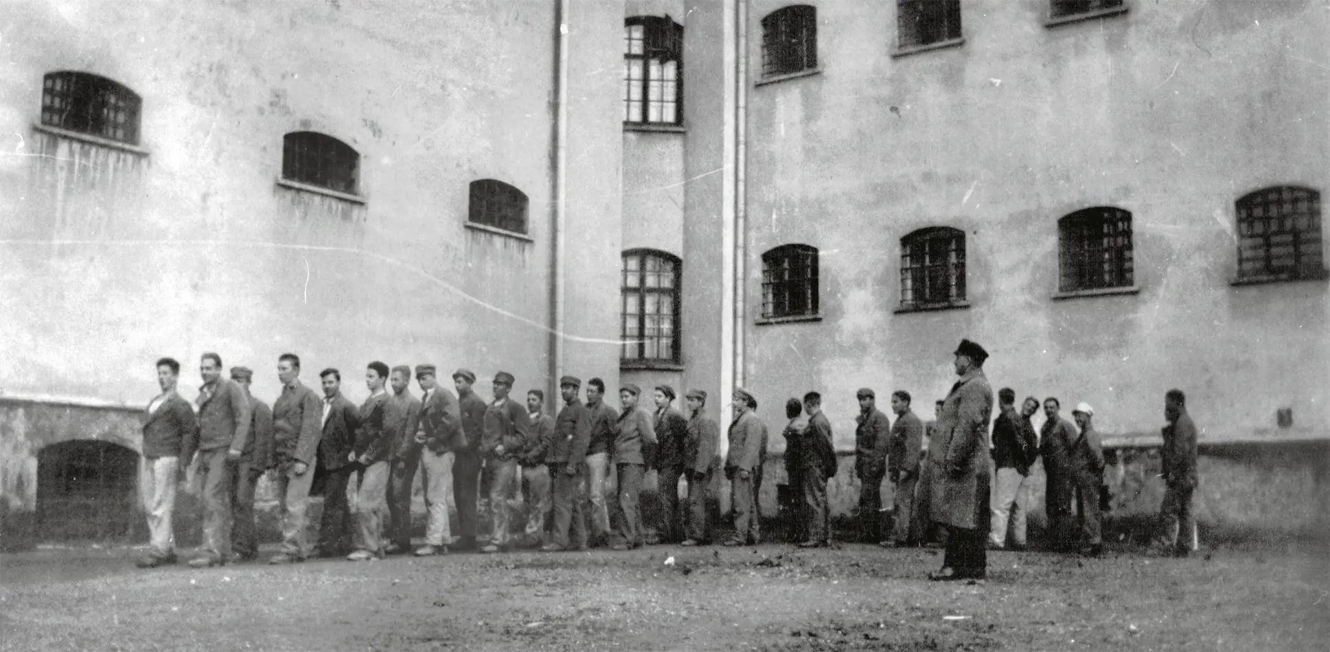 Mellan 1913 och 1954 var Gefleborgs länscellfängelse ett straffängelse för unga män mellan 16 och 21 år. Bilden är från 1932 och visar de unga straffångarna på rastgården.