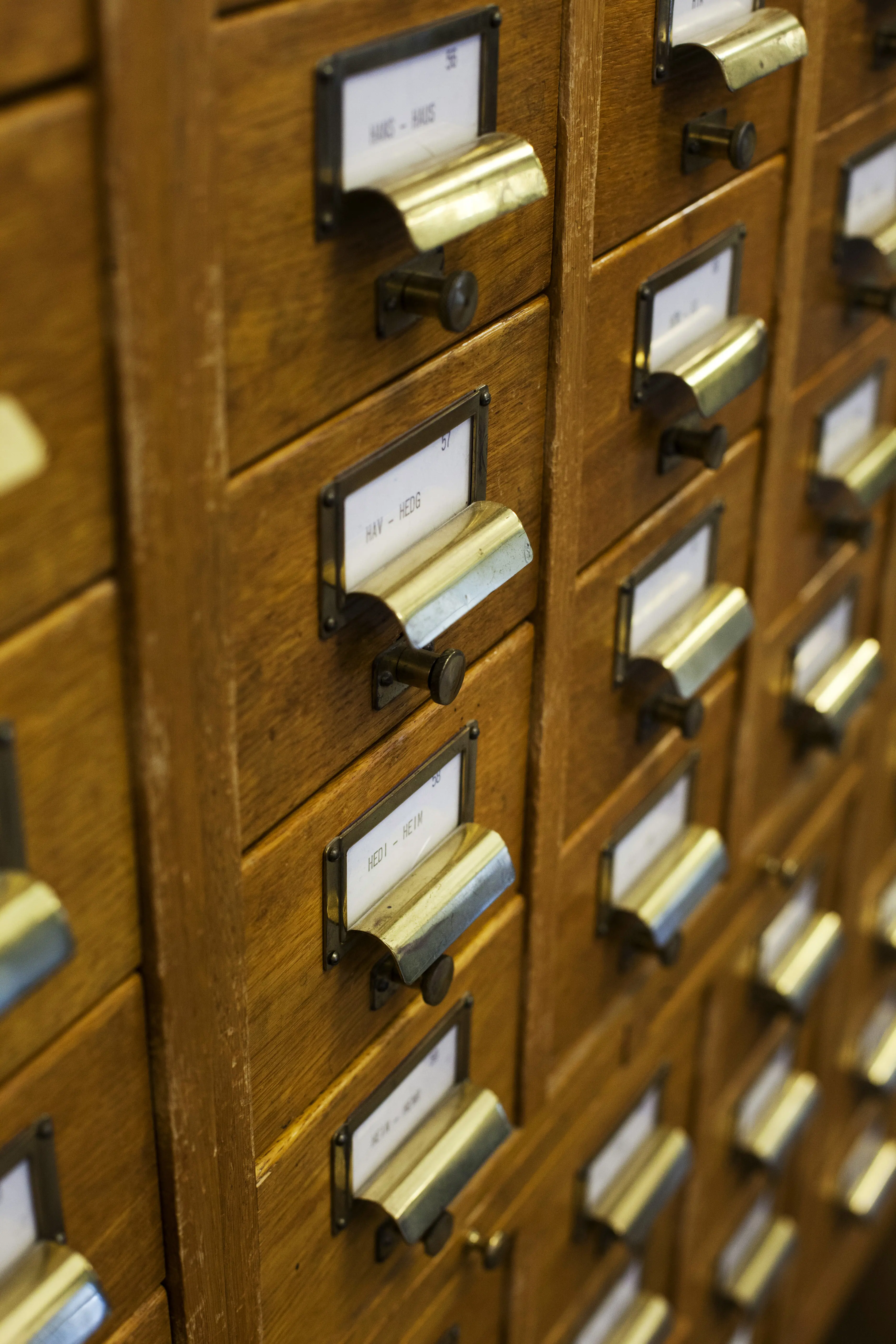 Interiör, Kungliga biblioteket. Närbild på ett äldre kartotek i trä.