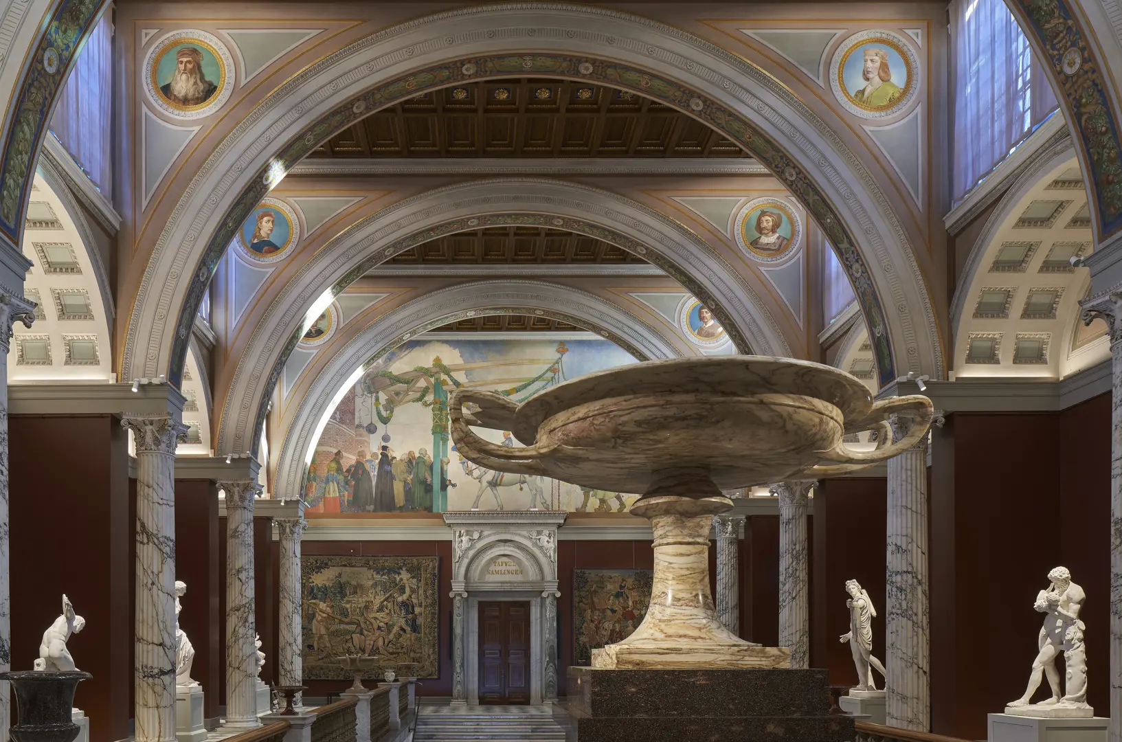 Nationalmuseum. Övre trapphallen har kassett-tak indelat av valvbågar. I väggarna finns djupa nischer med statyer.