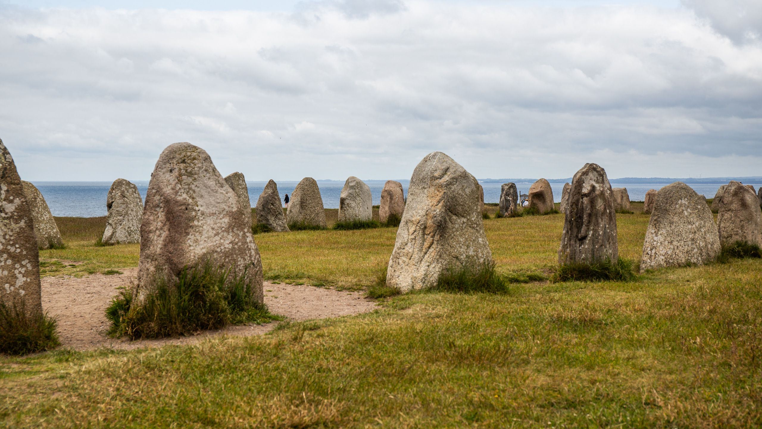 Ales stenar. Vy genom skepps-sättningen mot havet.