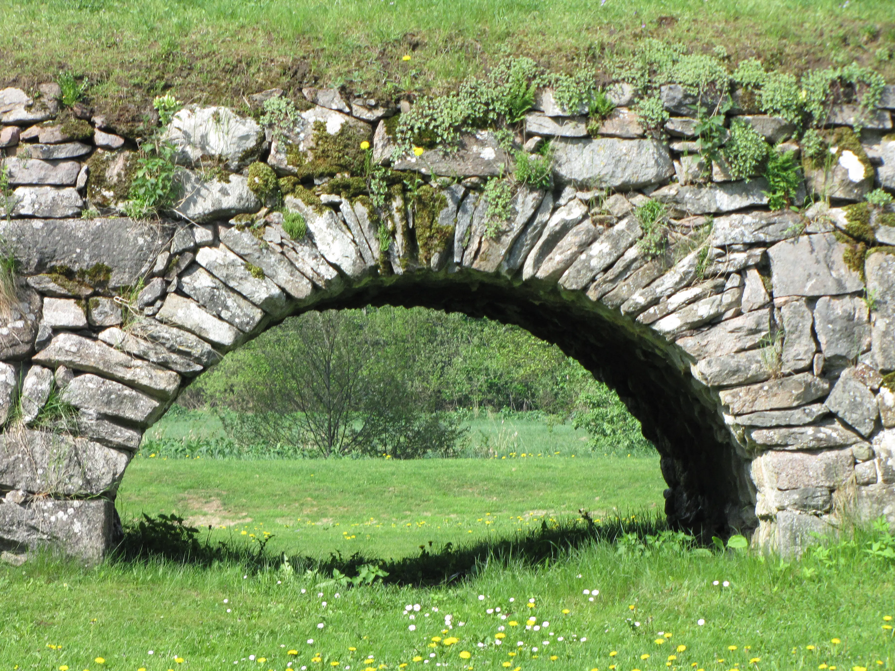 Stenbron och den torrlagda vallgraven vid Hovdala slott.
