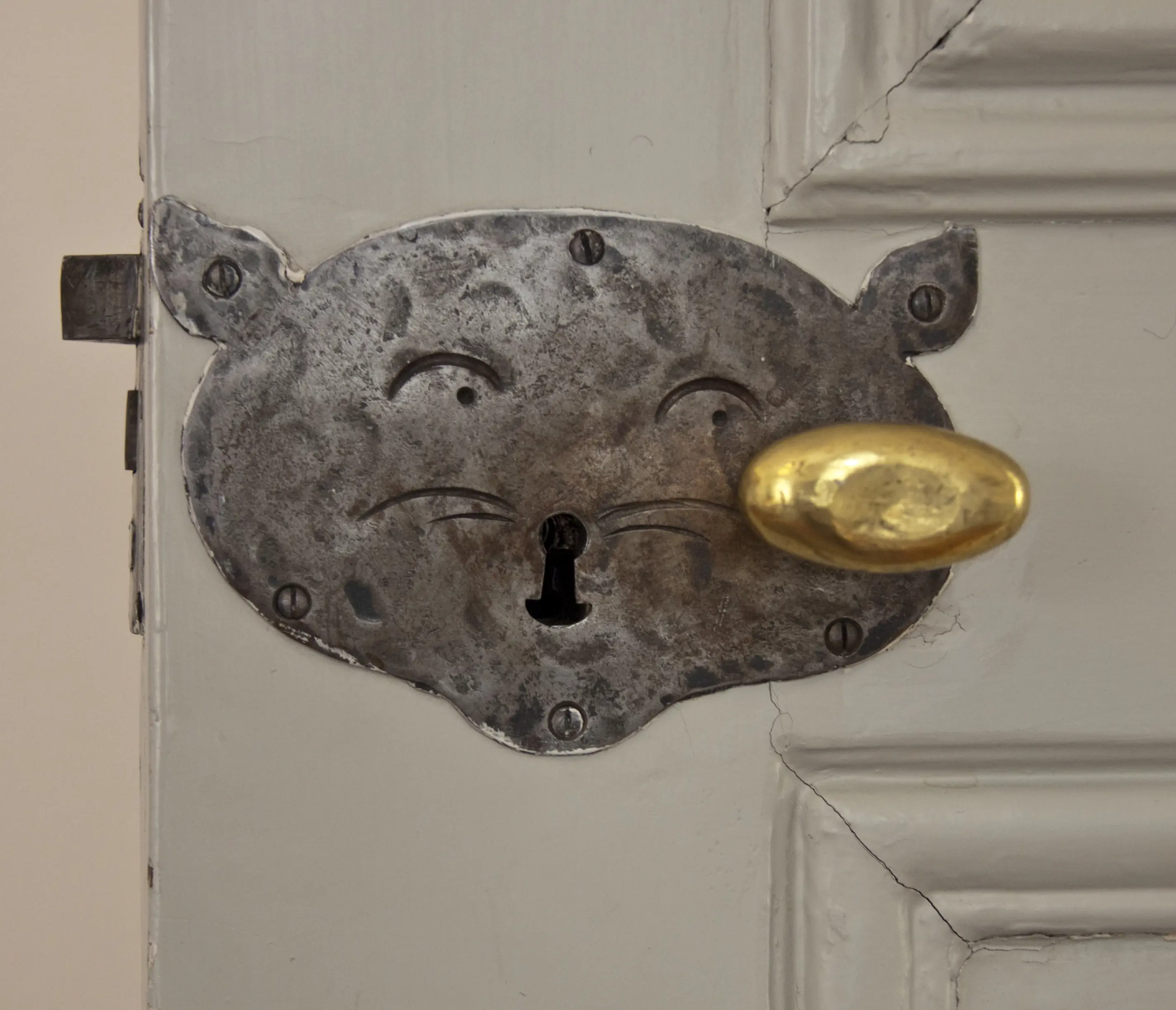 Inrednings-detalj i Hessensteinska huset. Låsbeslag i form av ett katt-huvud på en dörr.