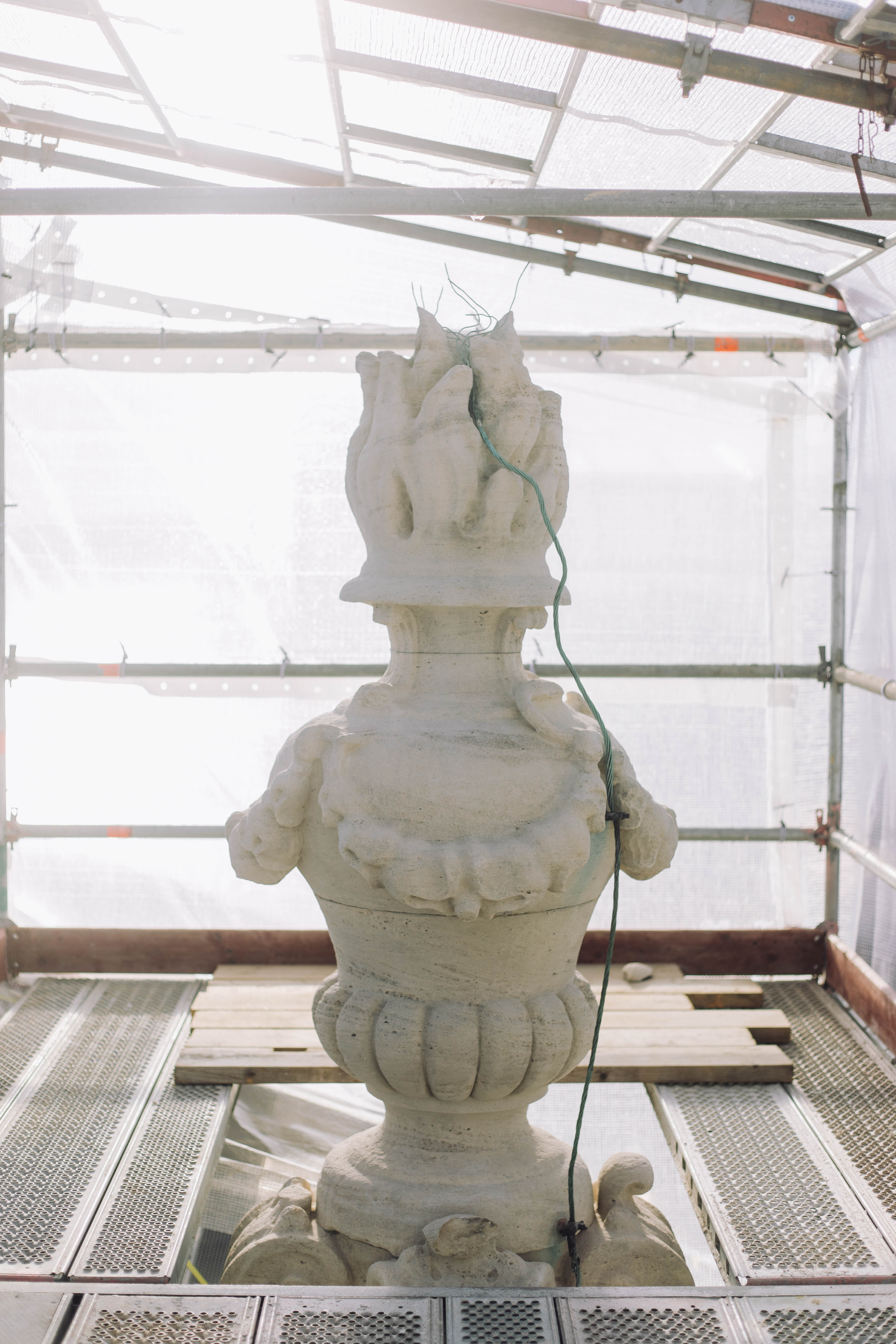 Skulptur i form av ett fyrfat på operabyggnadens tak som tvättats ren.