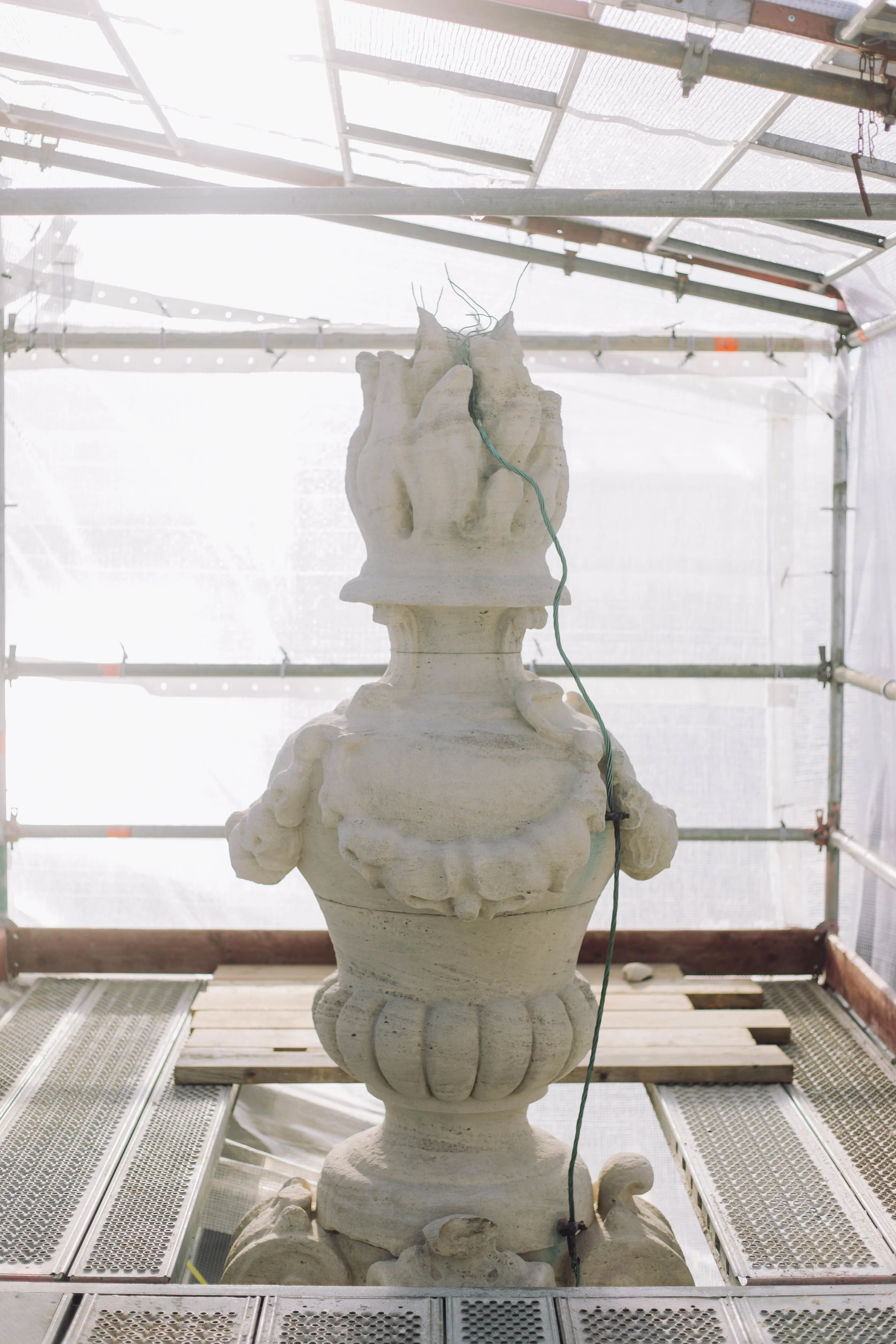 Skulptur i form av ett fyrfat på operabyggnadens tak som tvättats ren.