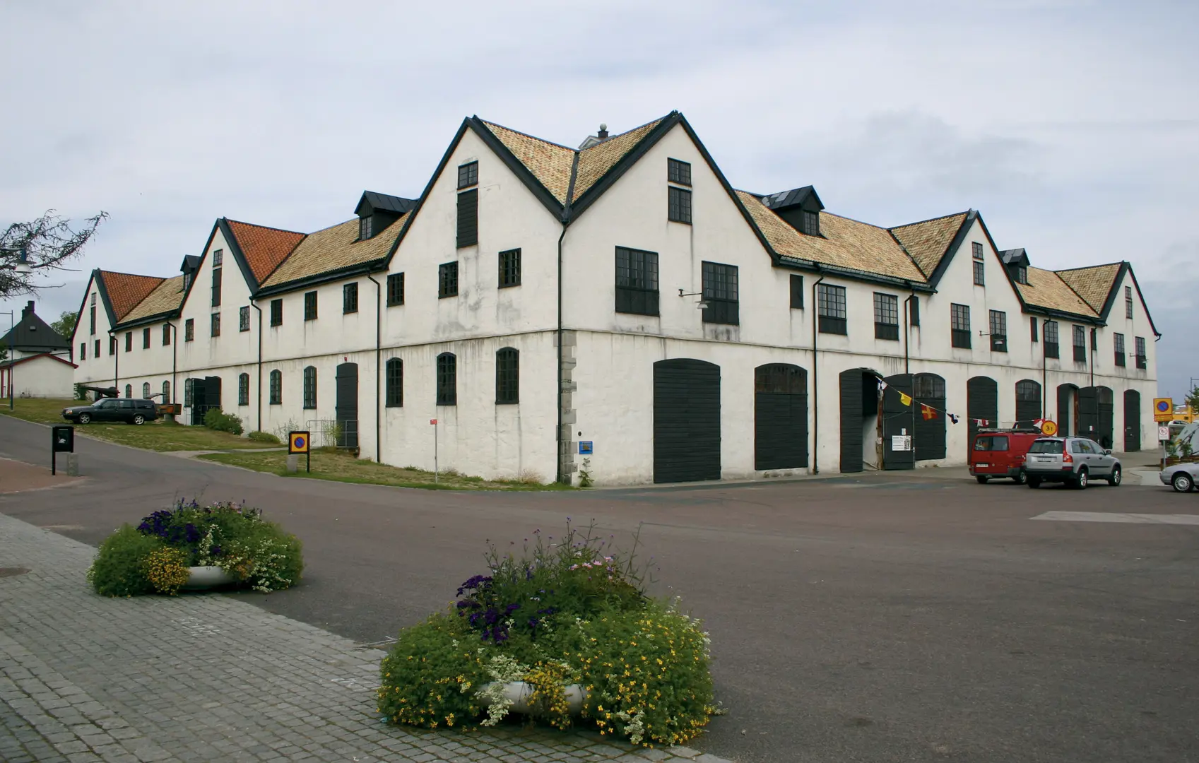 Slup- och barkasskjulet sett från gatan.