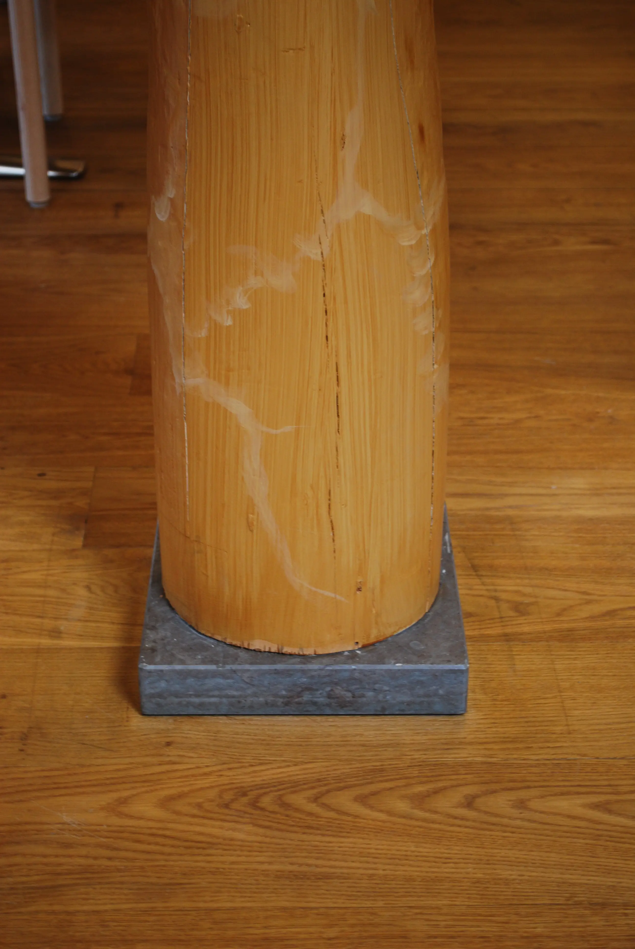 Interiör, Östra stallet i kvarteret Krubban. Detalj av träpelare med stenfot.