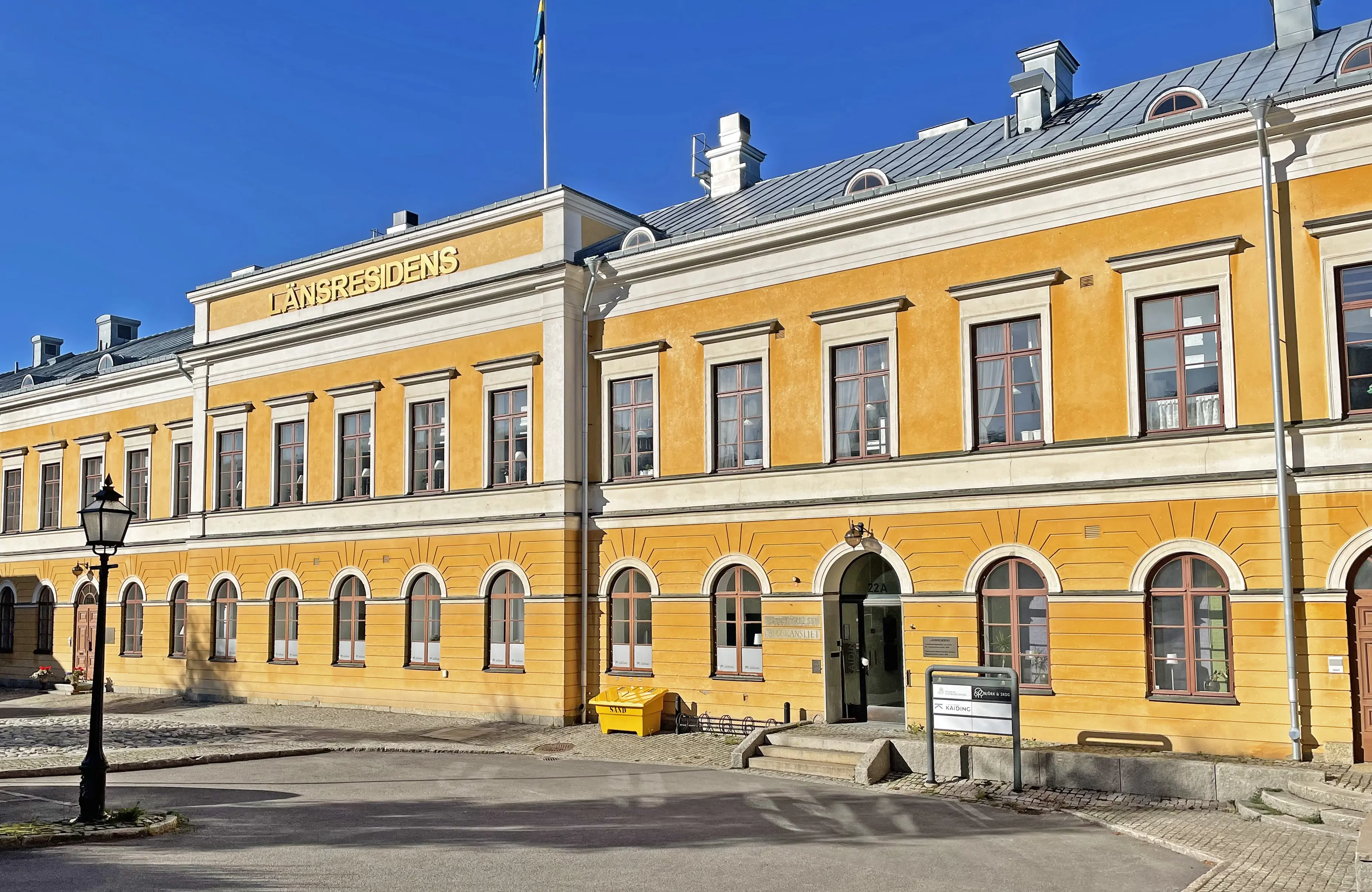 Residenset i Östersund. Fasad mot gatan. Byggnaden är gulputsad med två våningar. Högst uppe på fasaden står "Länsresidens" i förgyllda plåtbokstäver.
