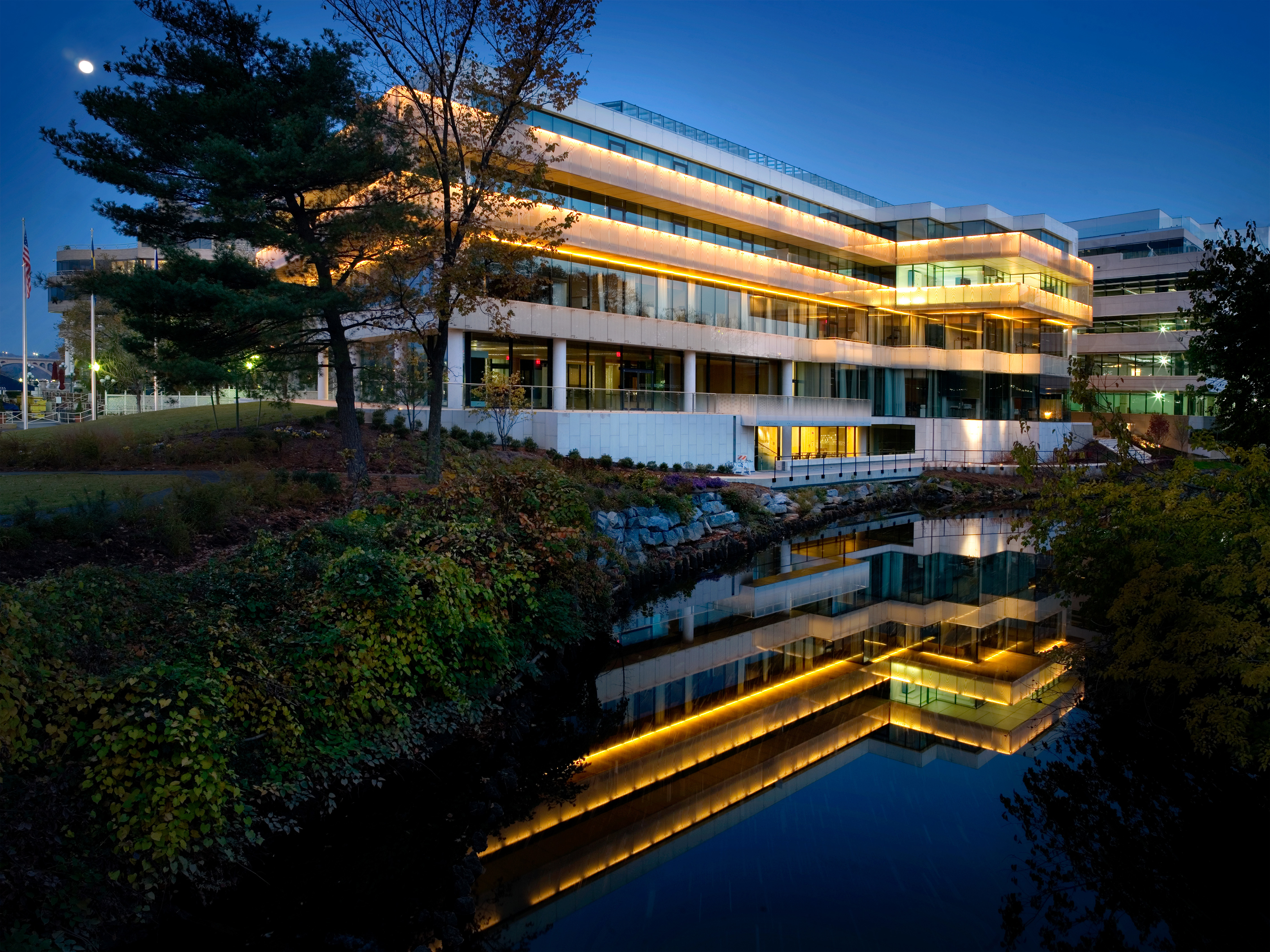 Ett kvällsbelyst House of Sweden, Washington D.C.