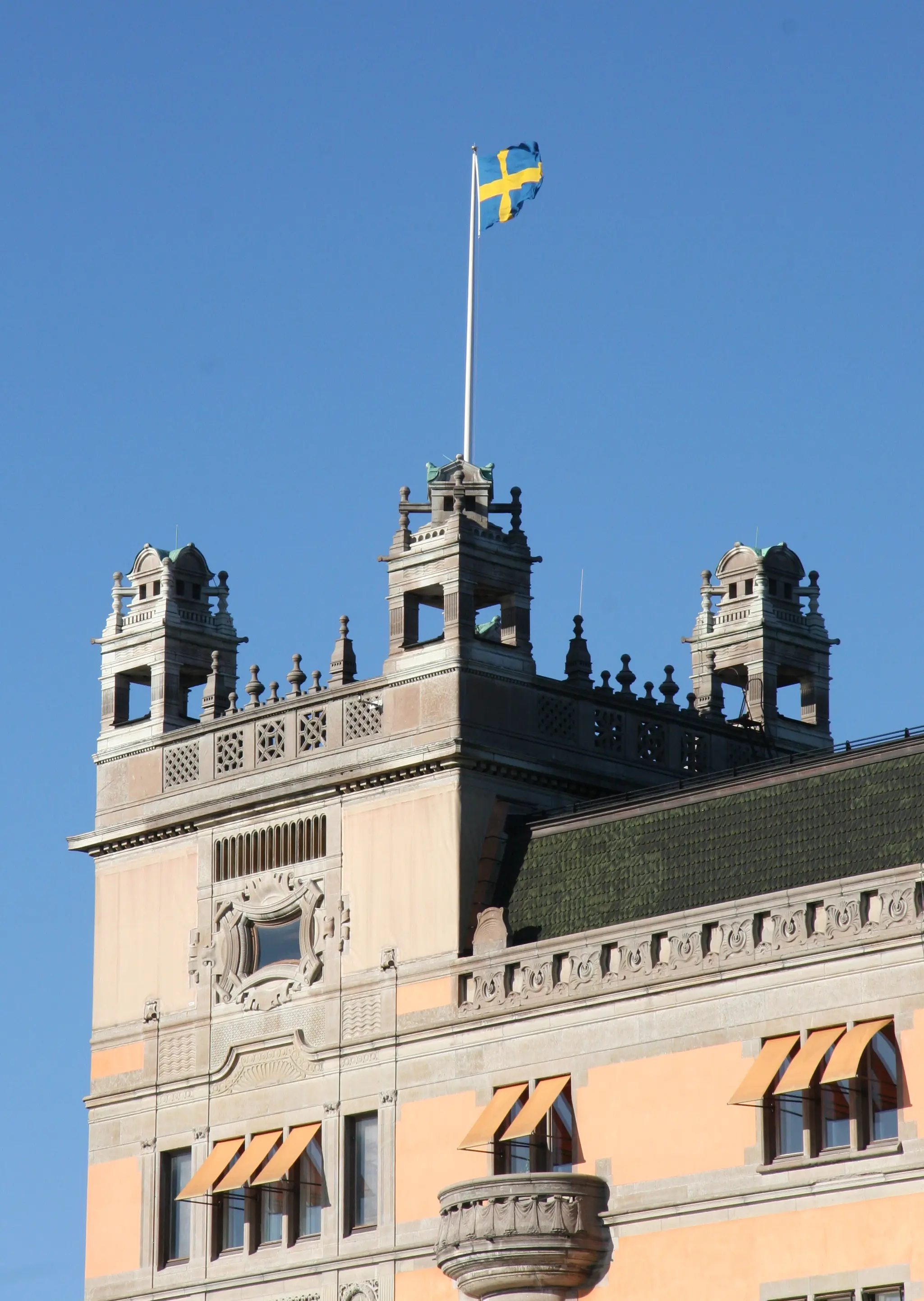 Ett av Rosenbads hörntorn med svenska flaggan i topp.