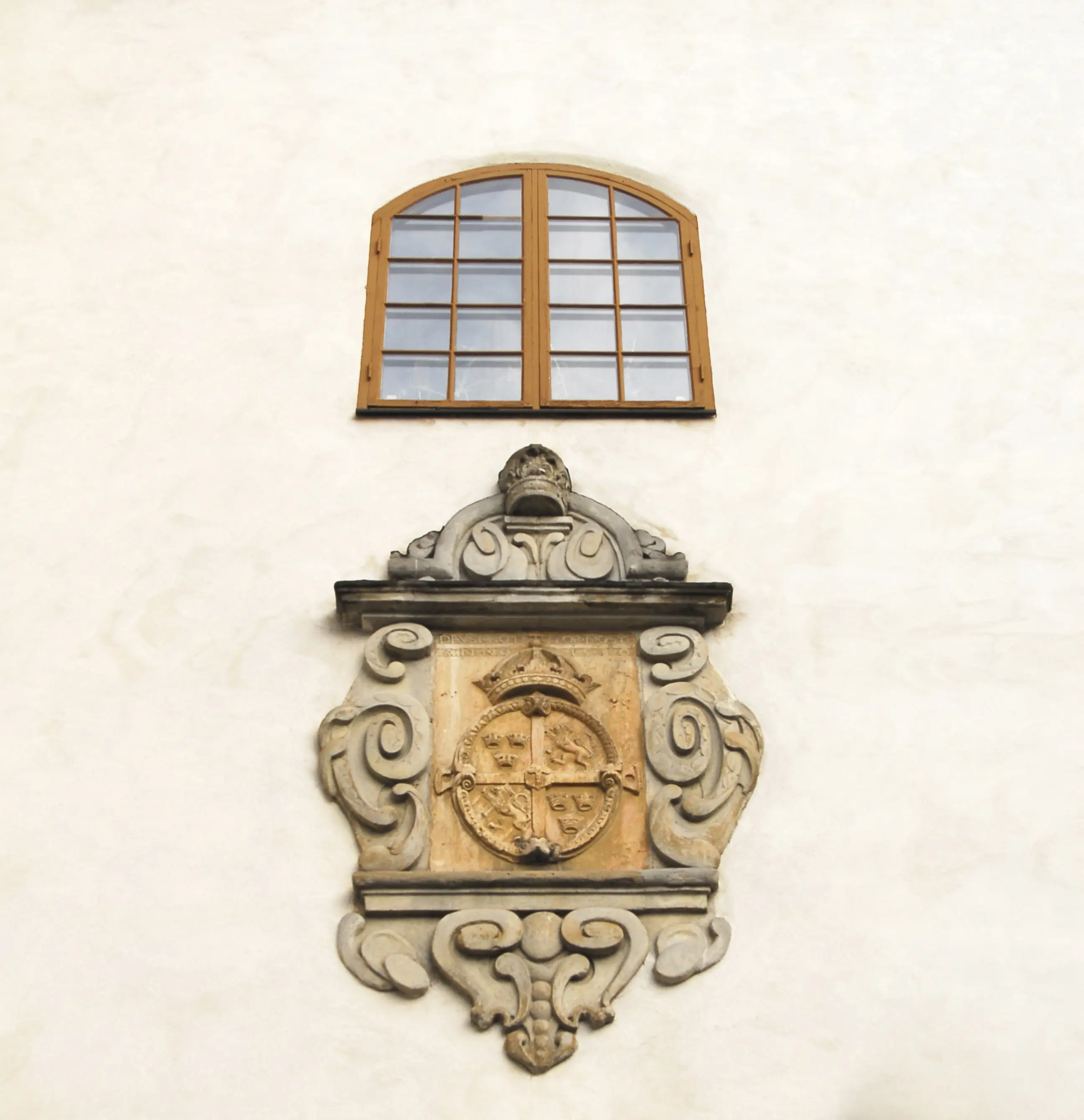 En vapenkartusch med Johan III:s valspråk över entrén till Scenkonst-museet.