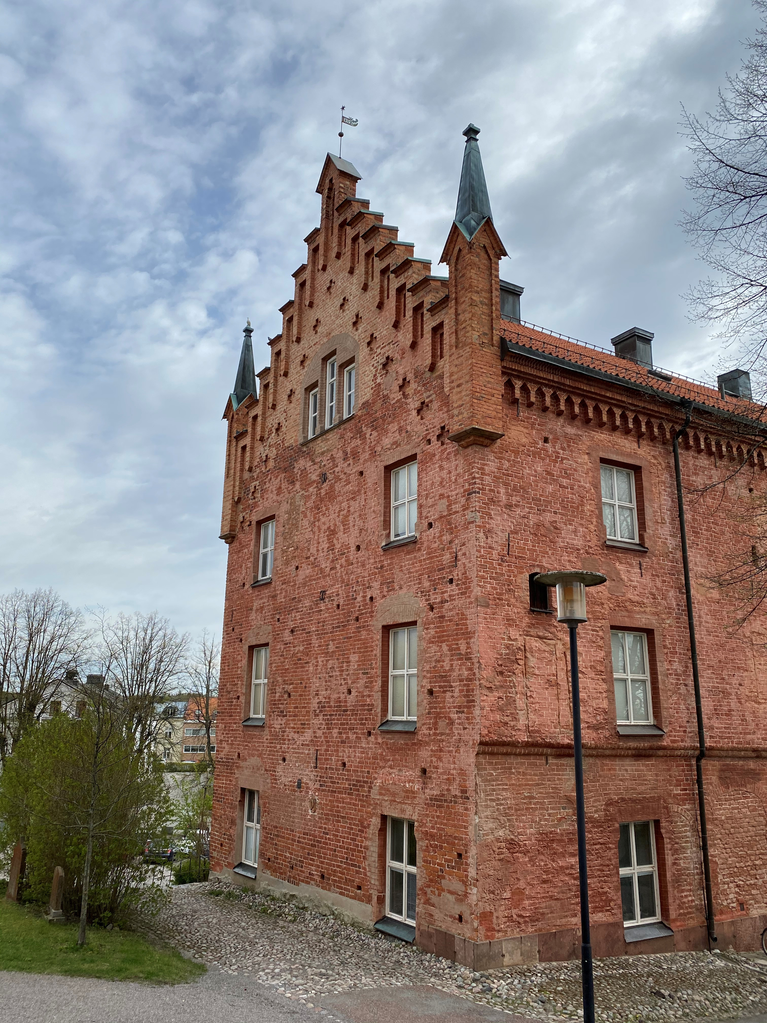 En maffig tegelbyggnad med spetsigt tak.