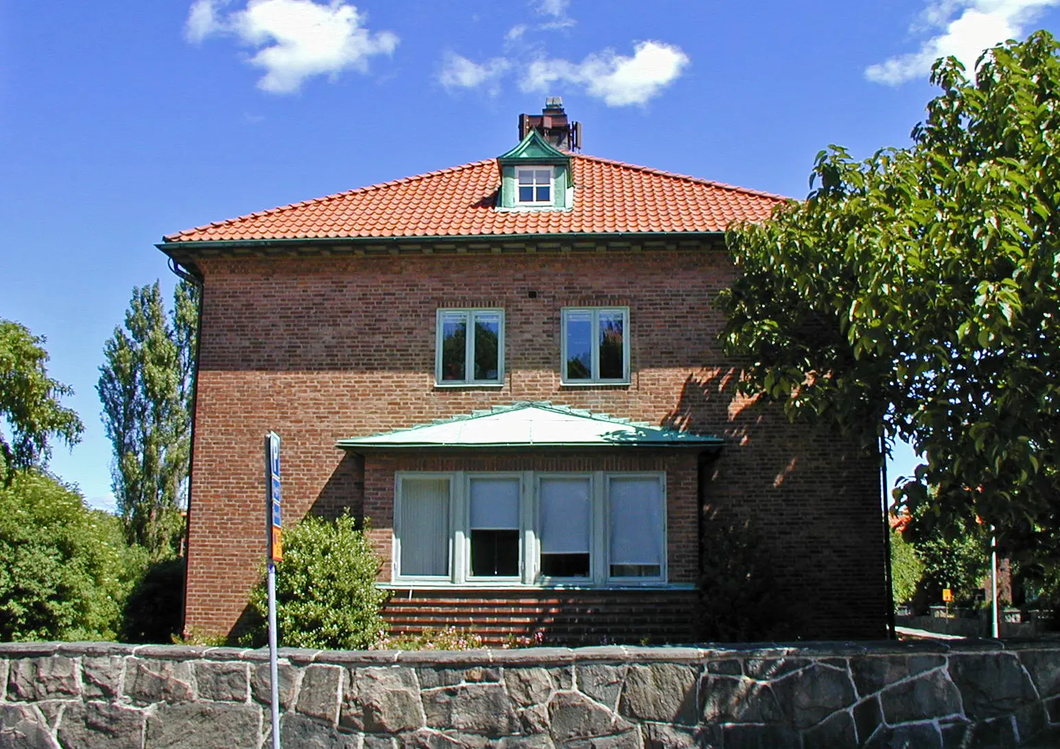 Villa Höglund, Lorensberg. Tegelhus i två våningar, med burspråk och liten tak-kupa.