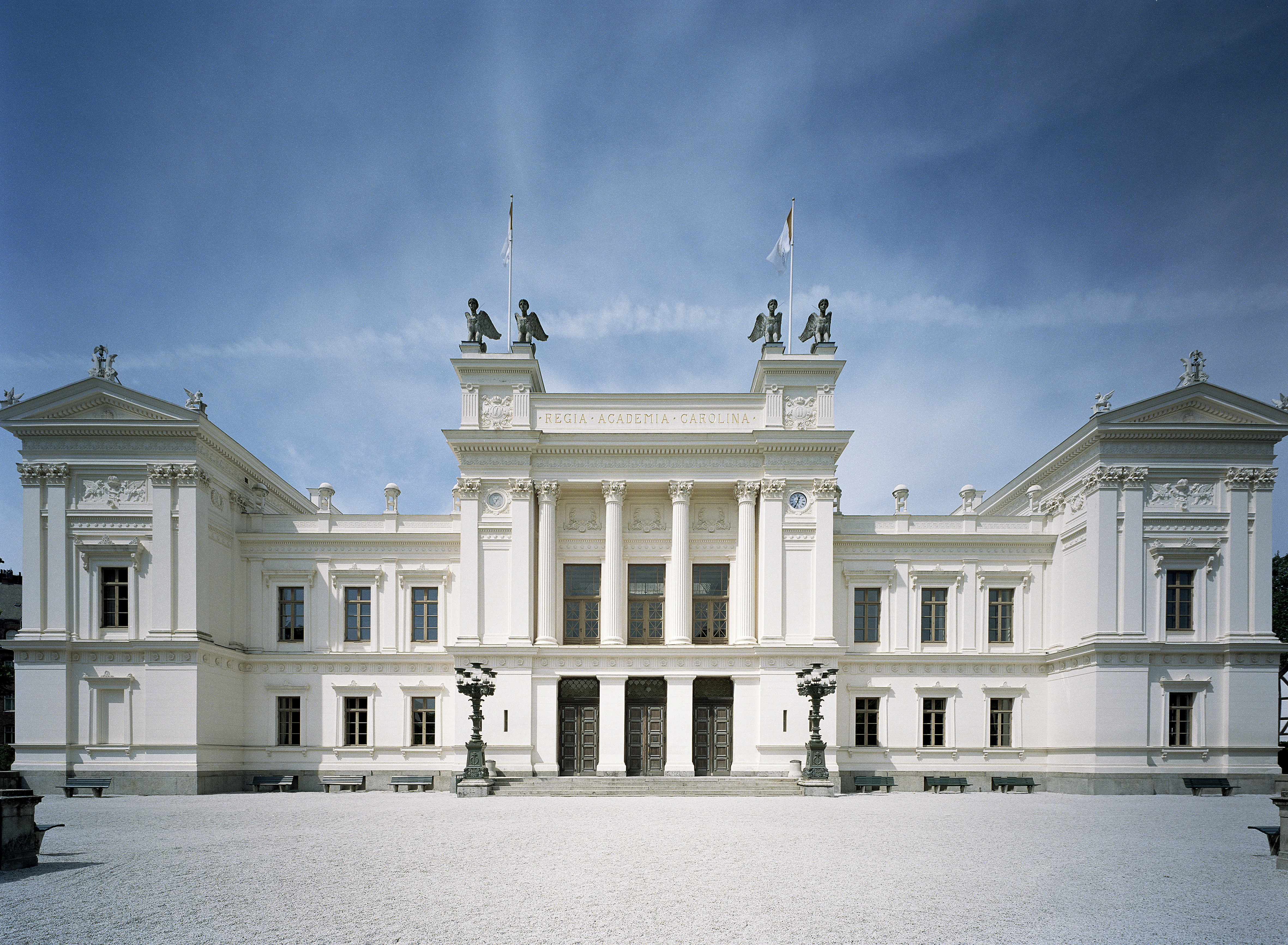Universitetshusets vita fasad mot Lundagård, med drag av klassiskt tempel.