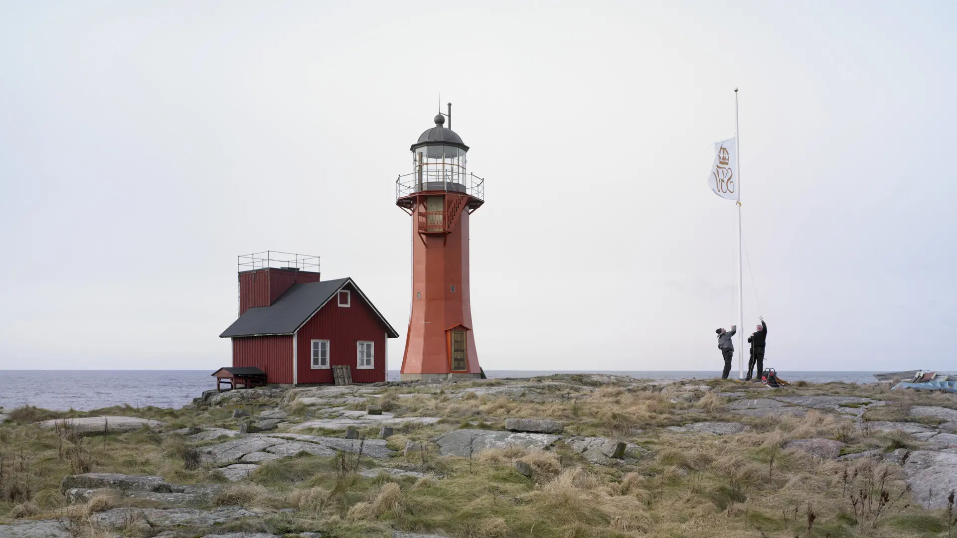 SFV:s flagga hissas bredvid Tylöns fyr