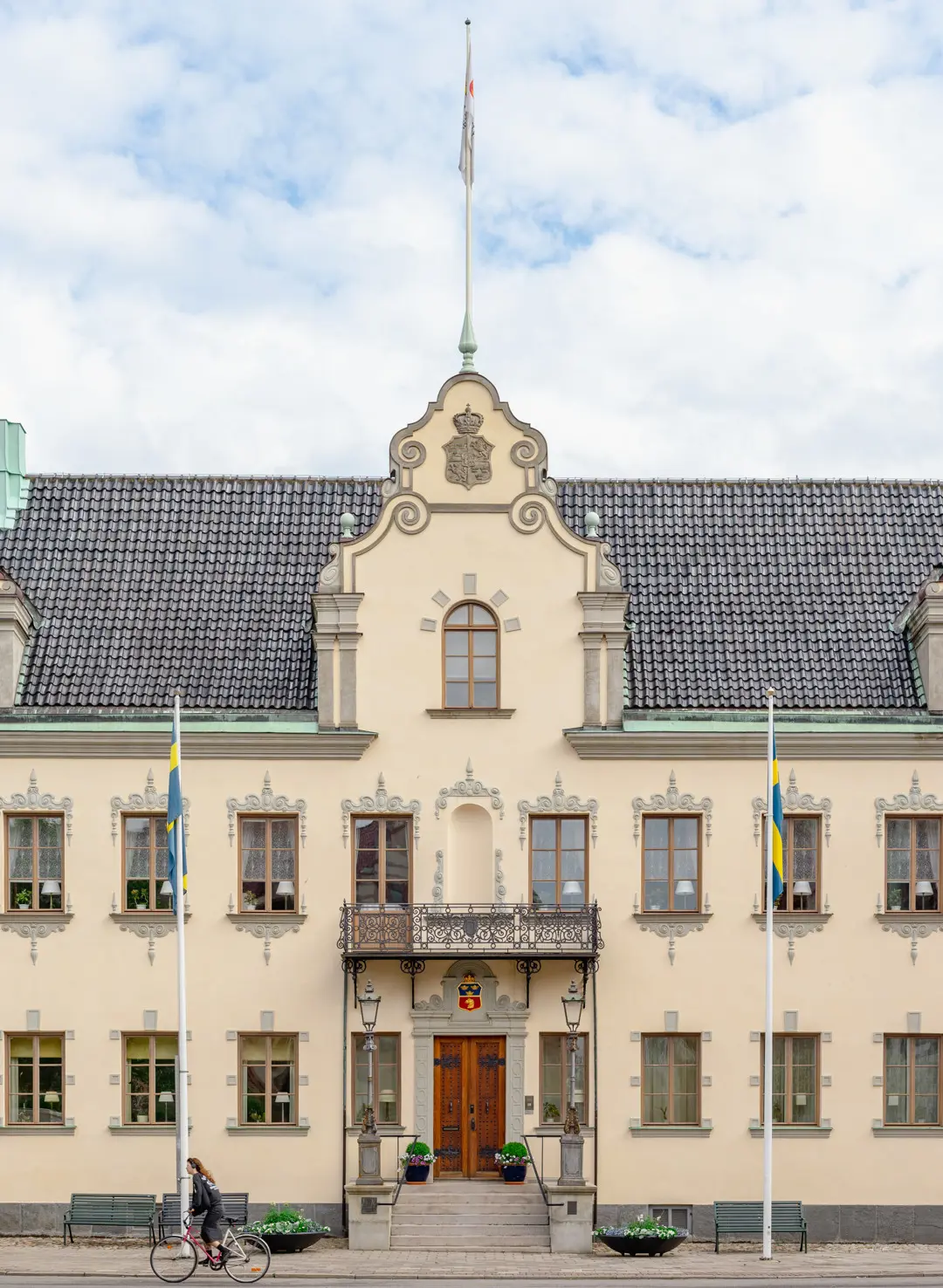 Stående bild av residensets huvudentré mot Stortorget.
