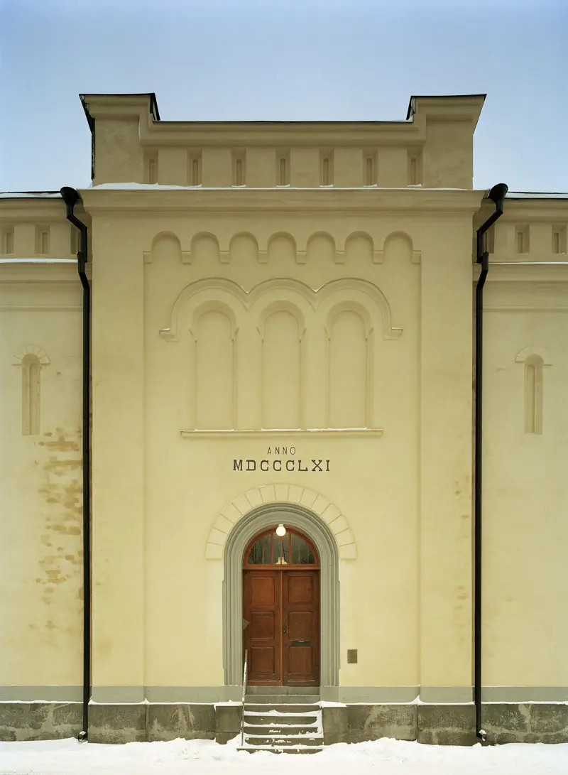 En husfasad med port och romerska siffror