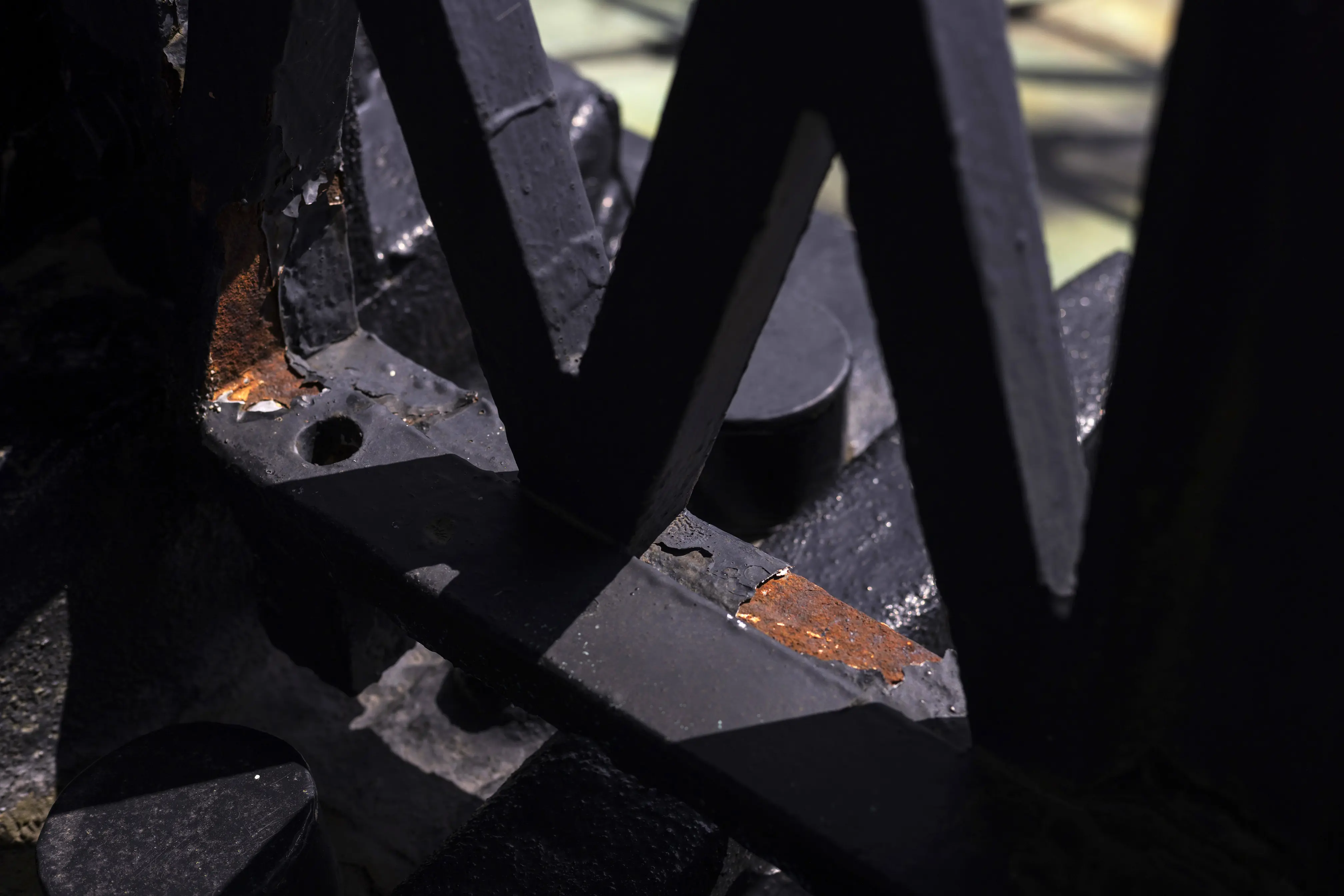 Exempel på rostangrepp på Riddarholmskyrkans torn.