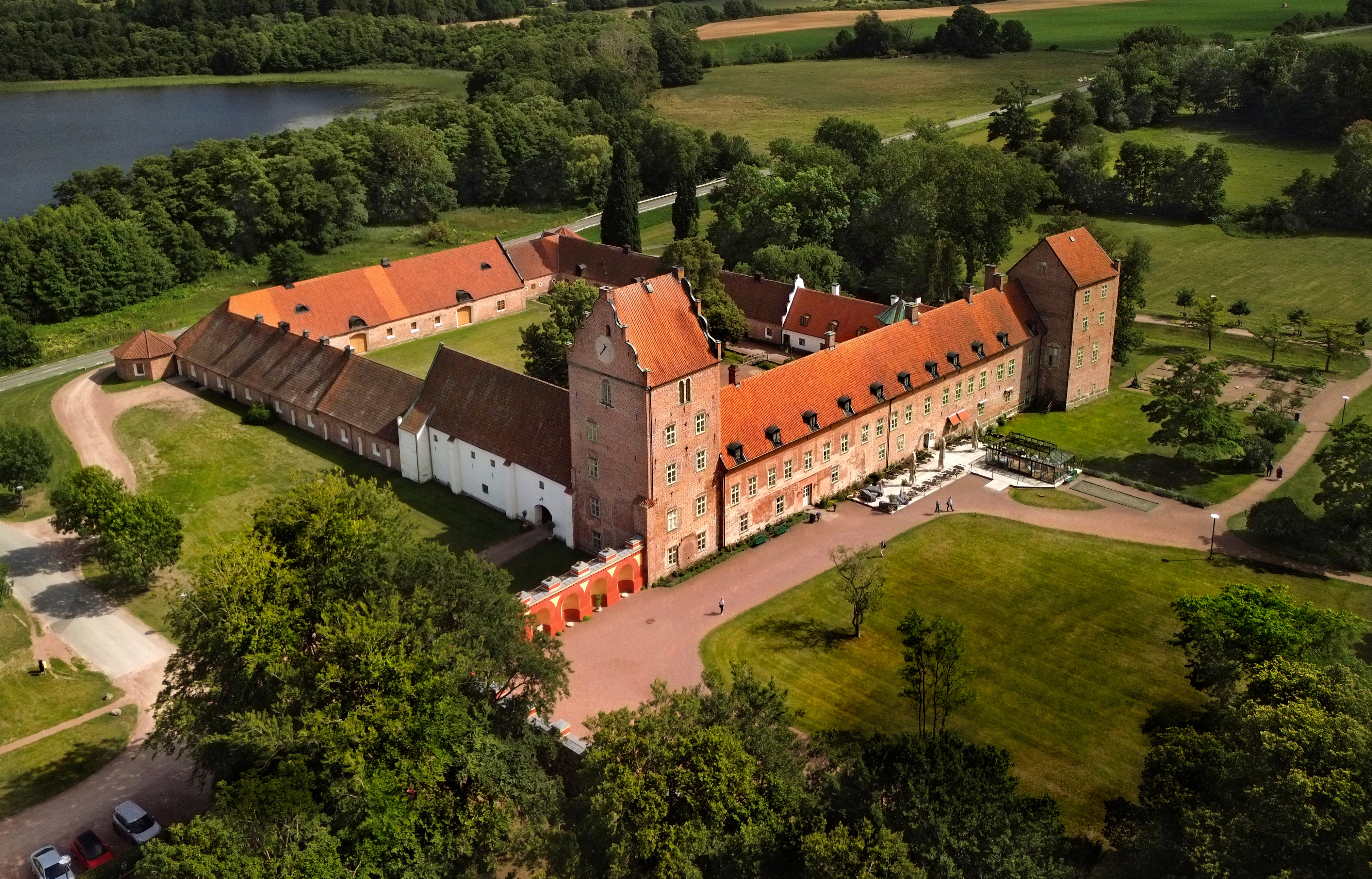 Sin nuvarande utformning med den kringbyggda gården fick Bäckaskog under åren 1584-1653, då det forna klostret byggdes om till en befäst dansk slottsanläggning. Vid freden i Roskilde 1658 tillföll Bäckaskog Sverige.