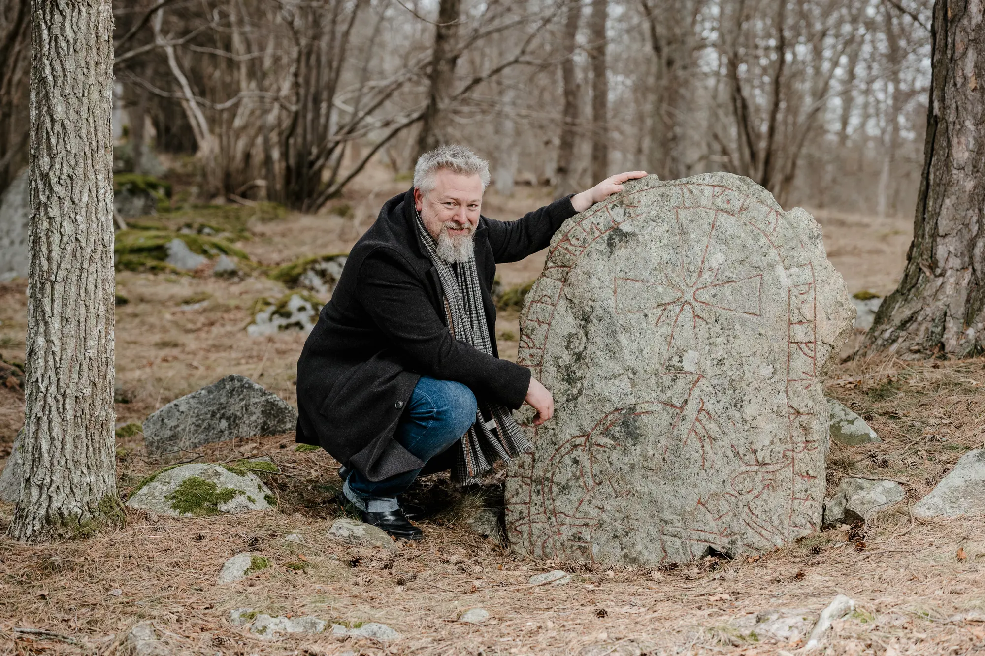 Magnus Reuterdahl vid runsten i Rosersbergs slottspark, rest av Kättil.