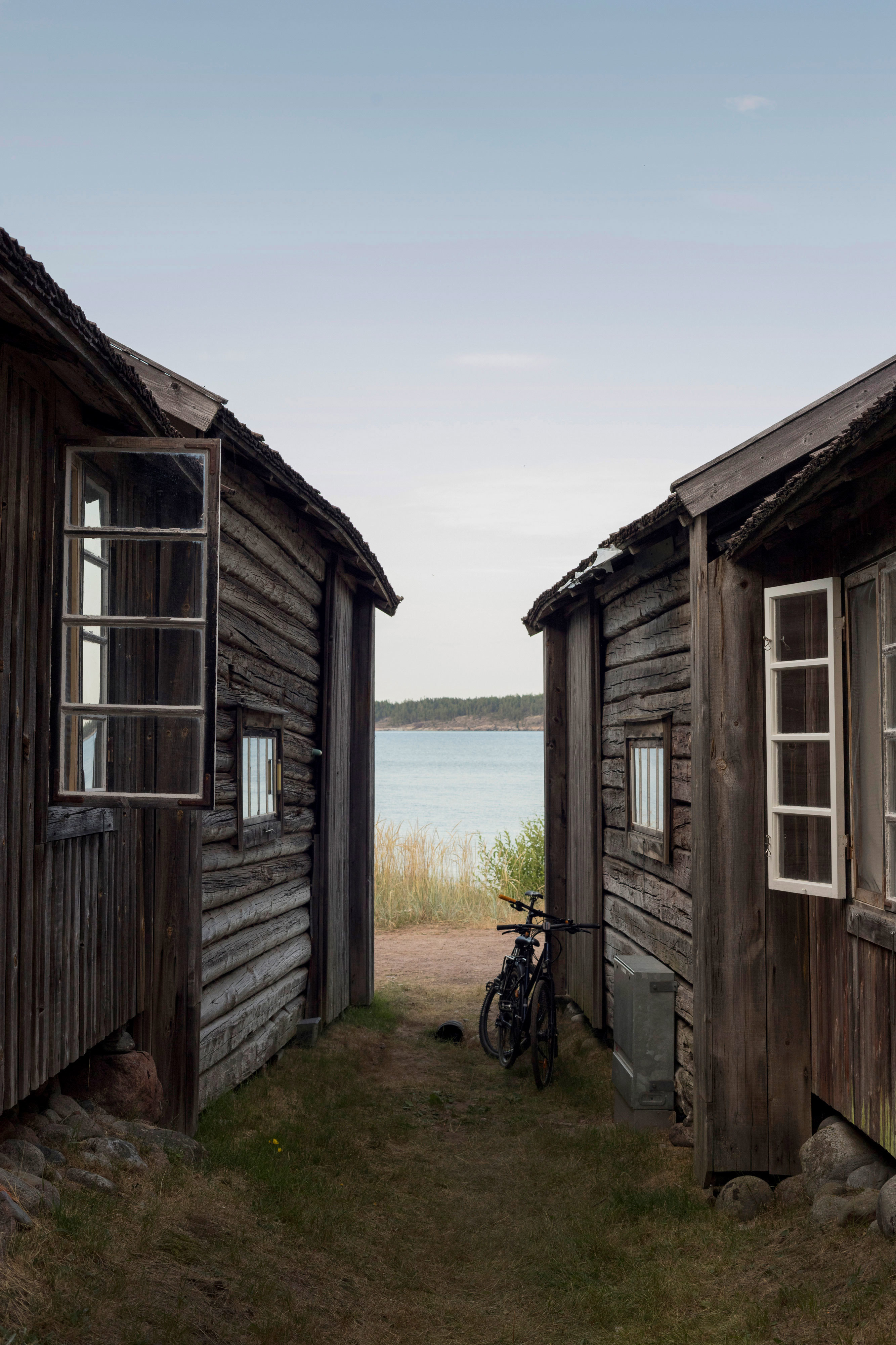 Cykel mellan husen vid Sandvikens fiskeläge.