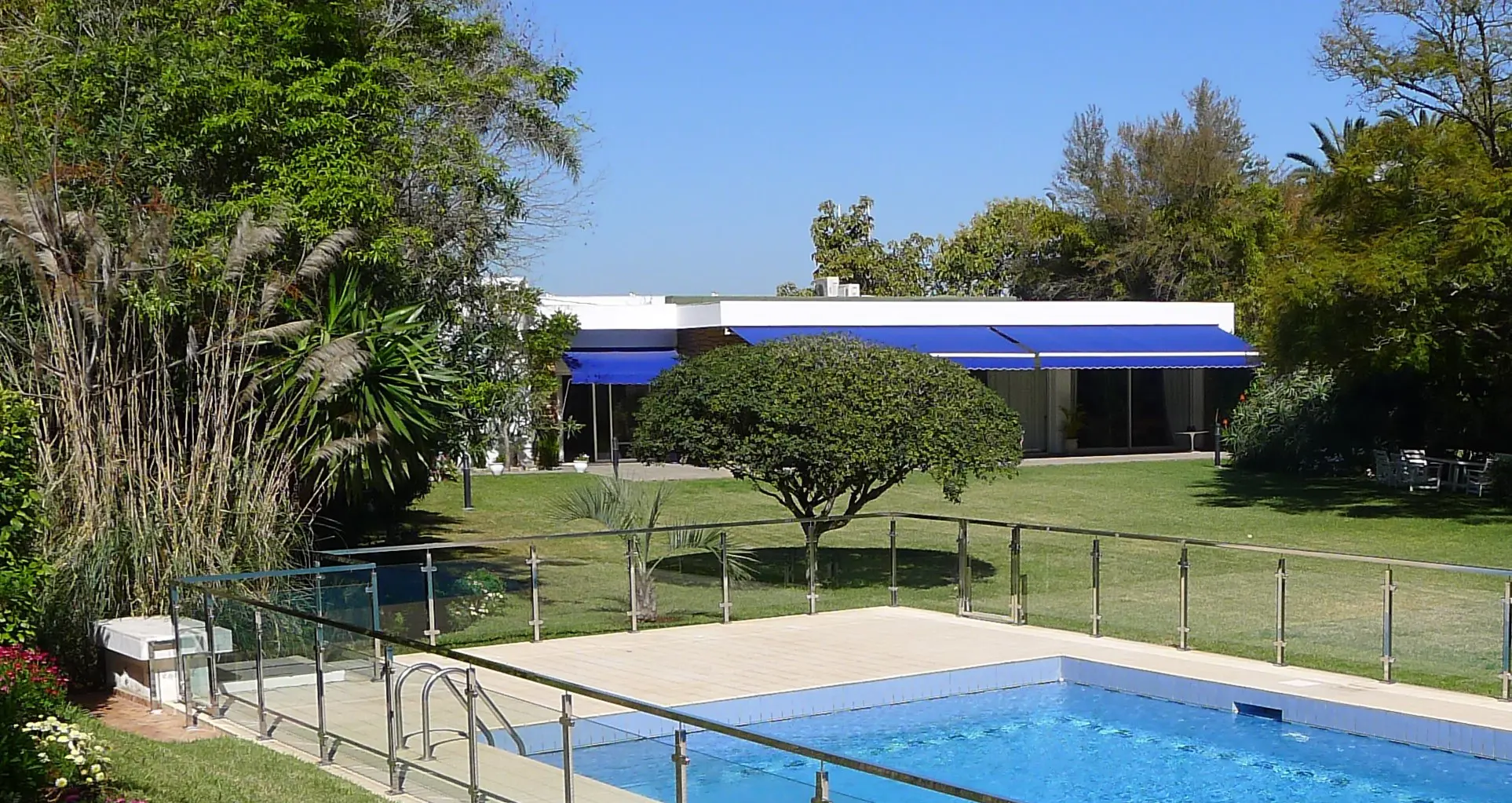 Chefsbostaden i Rabat. Den modernistiska enplans-byggnaden omges av en lummig trädgård med pool.