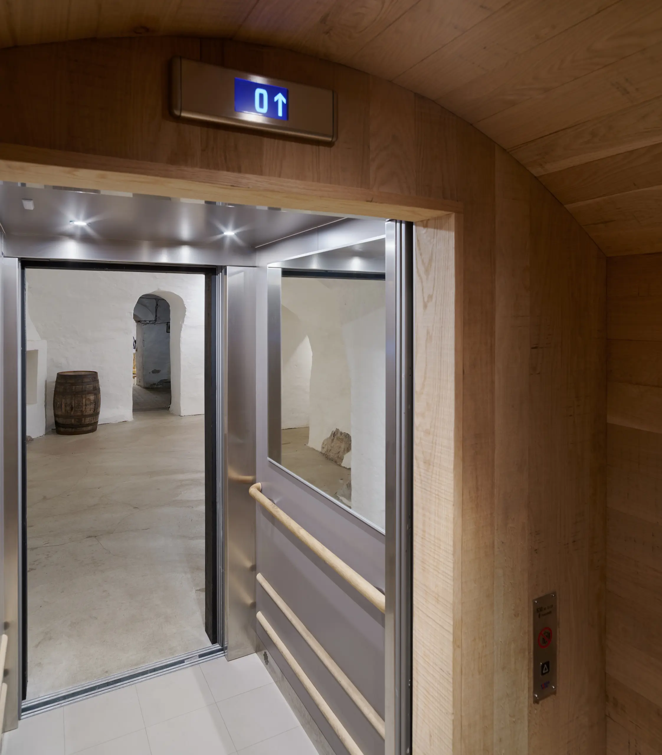 Skansen Kronan. Genom ett valv klätt i obehandlat trä nås både hissen och byggnadens nedre plan.