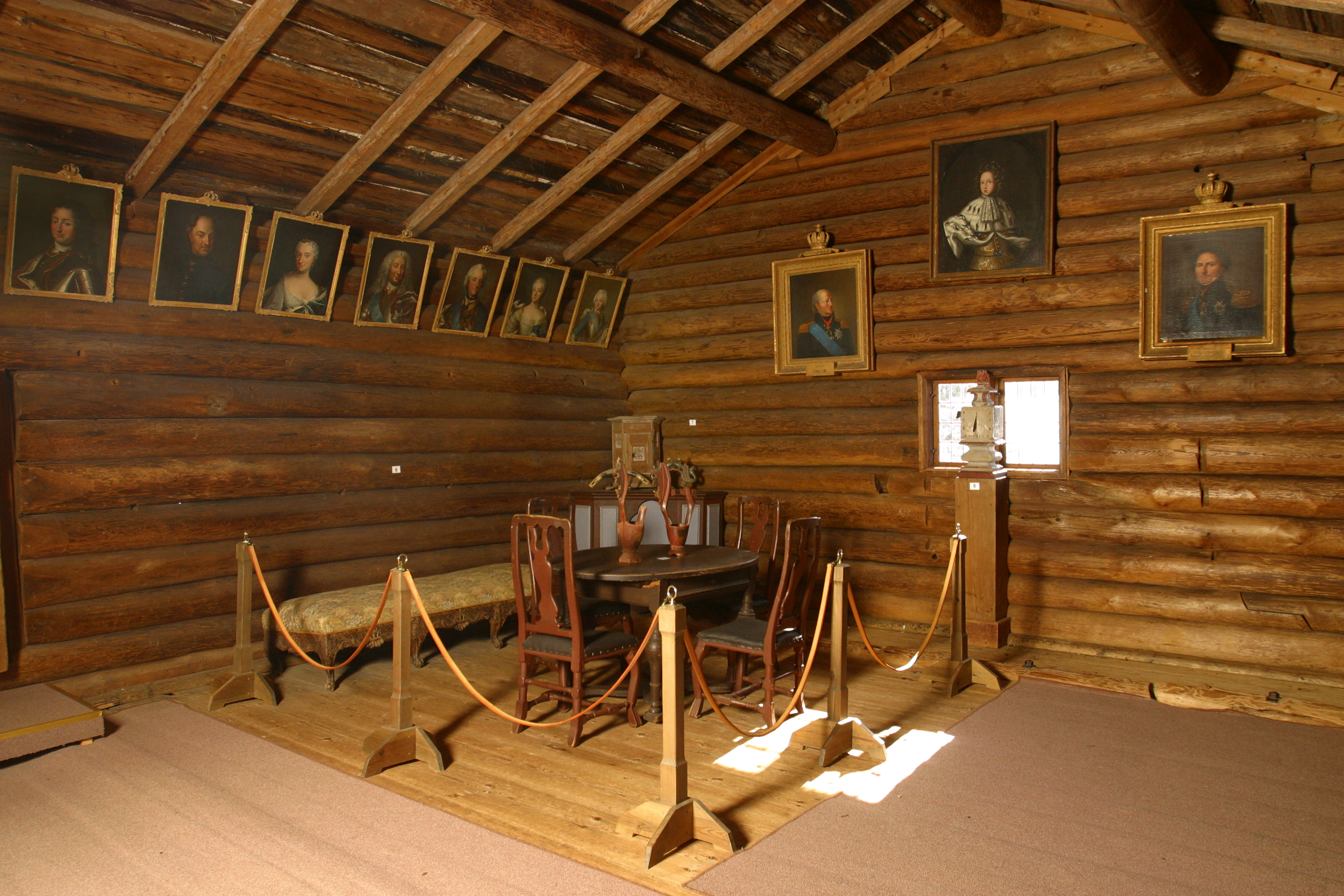 Timmerloft, Ornässtugan. Utställning med kungaporträtt och möbler.