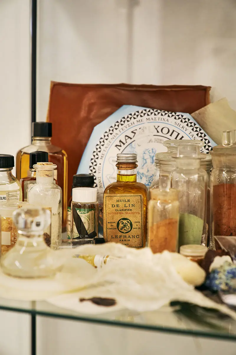 Burkar och flaskor med kemikalier som konservatorer anvnänder.