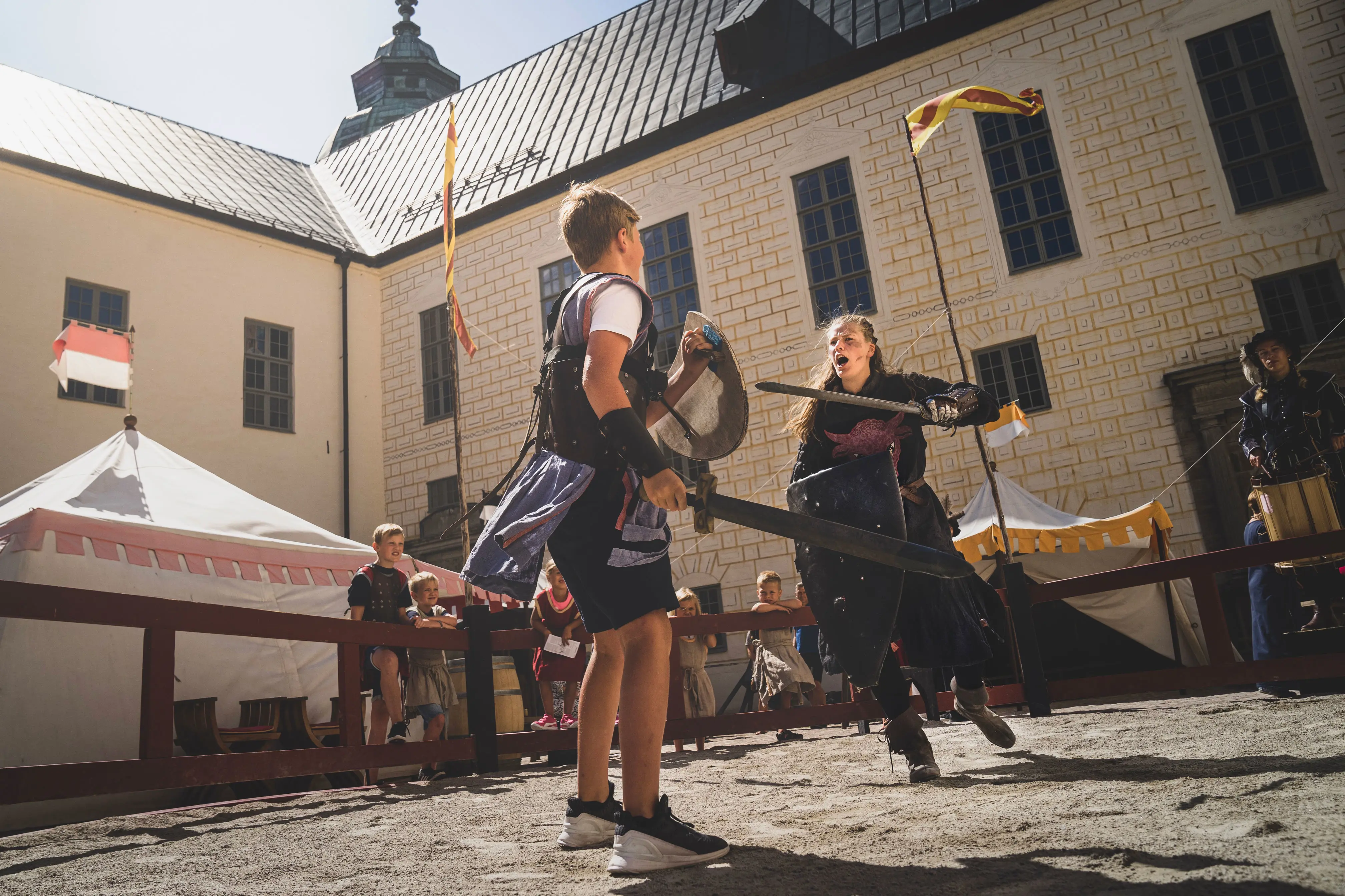 Riddarkamp på borggården under äventyret Barnens Slott.