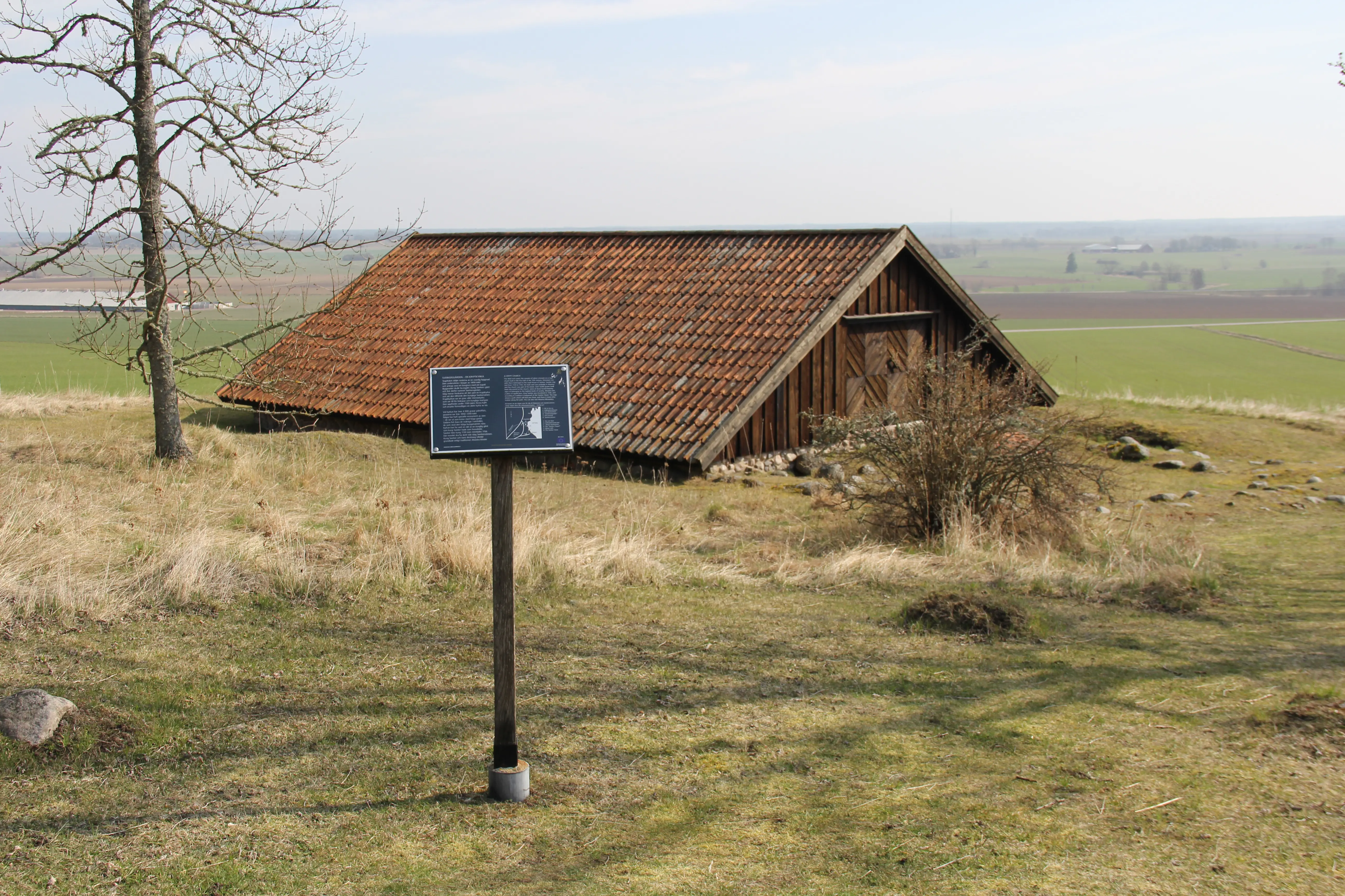 Omgivningar, Alvastra gård. Ruinen efter kung Sverkers och drottning Ulvhilds kyrka är täckt med en överbyggnad av trä.