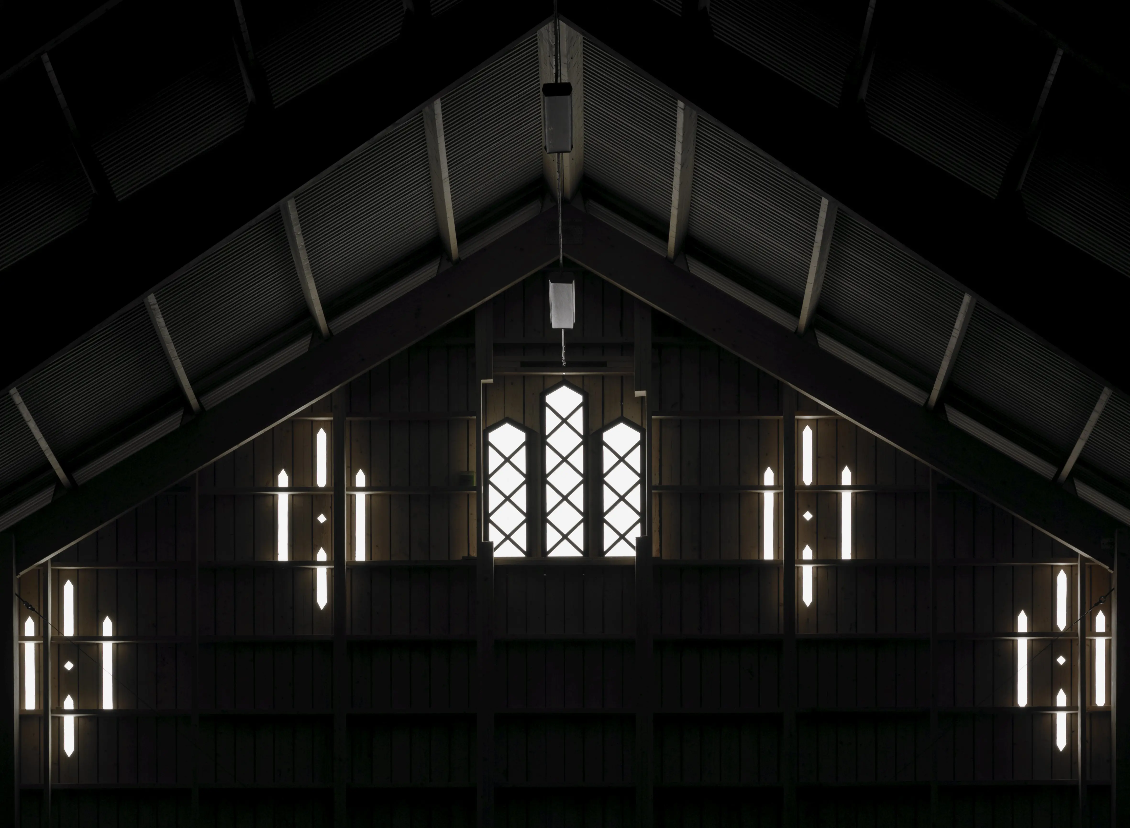 Maskinhall inifrån. Dagsljus lyser in genom fönster i olika former.