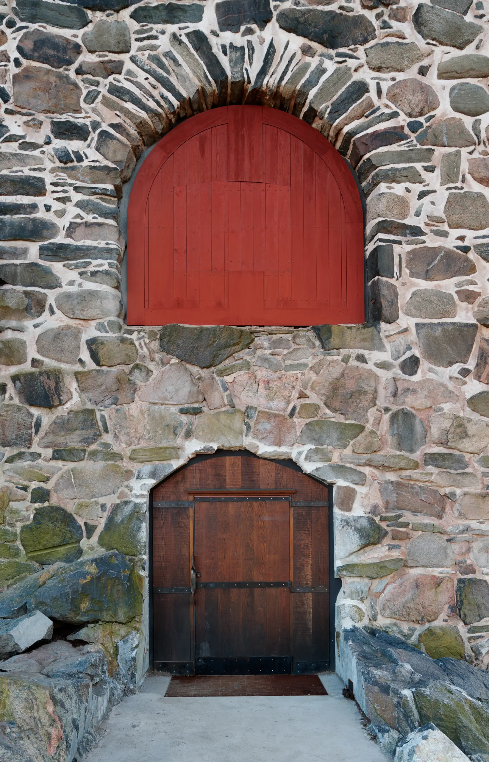Skansen Kronan. En betongramp leder fram till den nya ingången, en träport infattad i stenmuren.