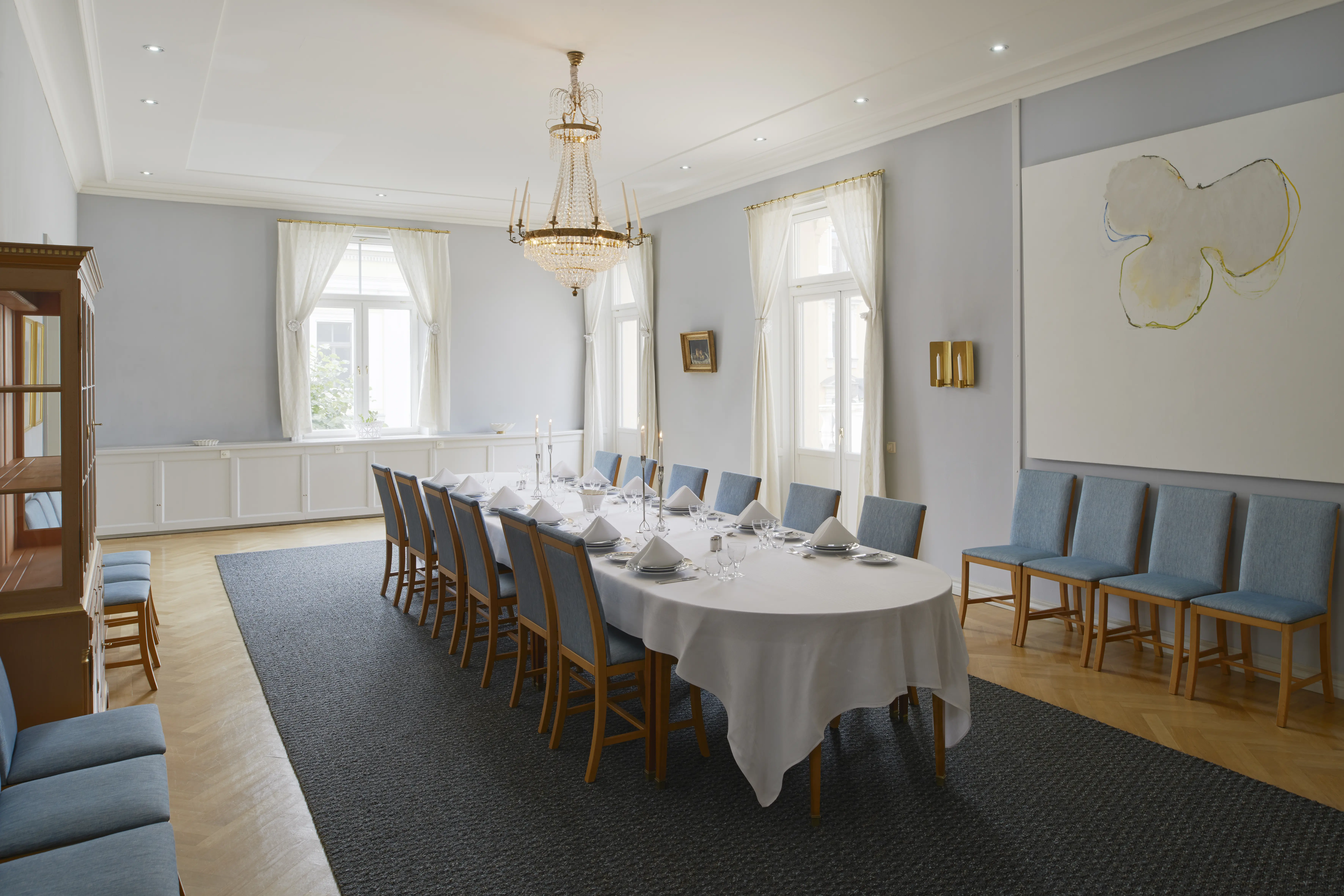 Matsal i ambassaden i Riga. Inredningen är enkel och modern och går i ljus-blått.
