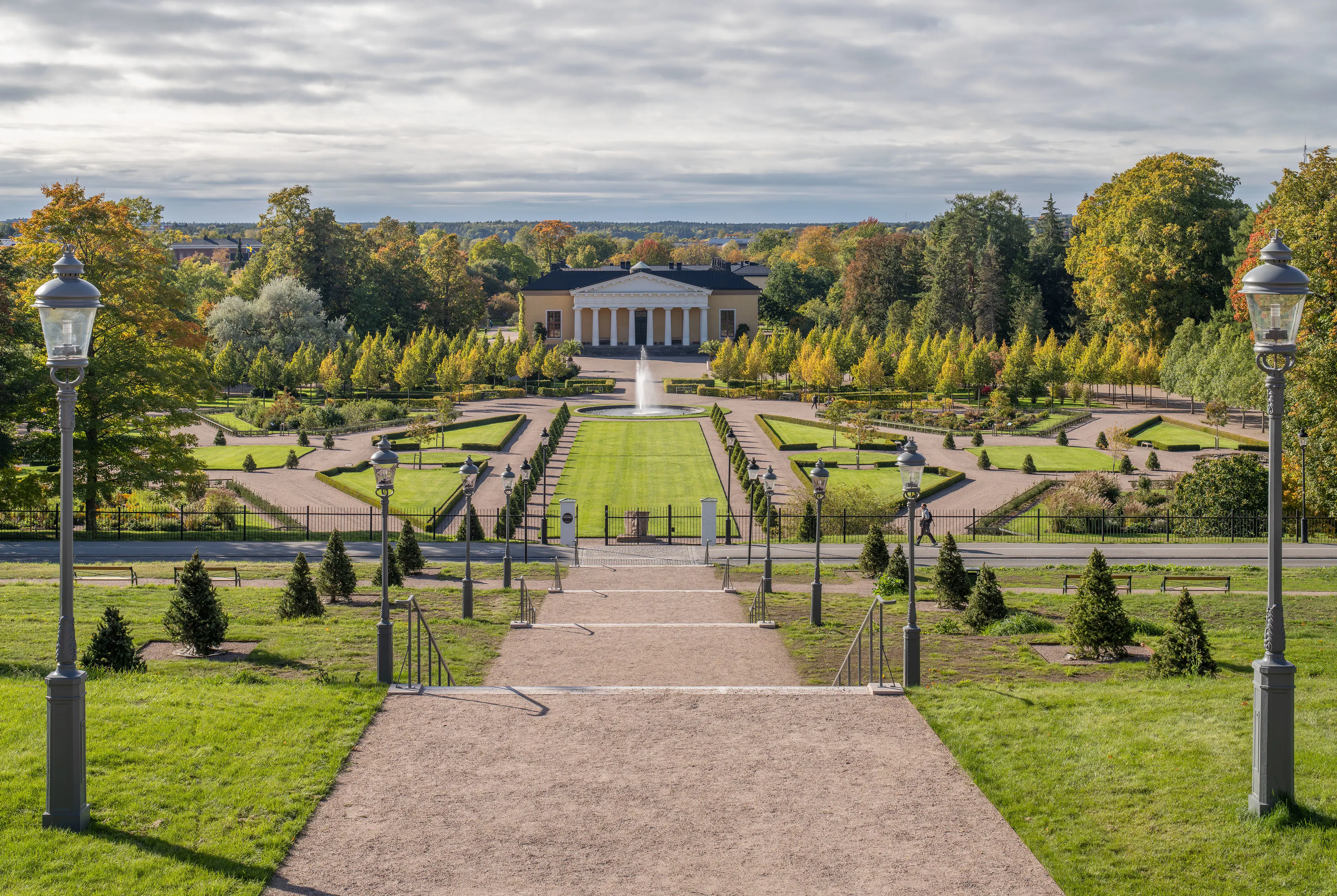 Utsikt från Uppsala slott nedför trappan mot Botaniska trädgården.