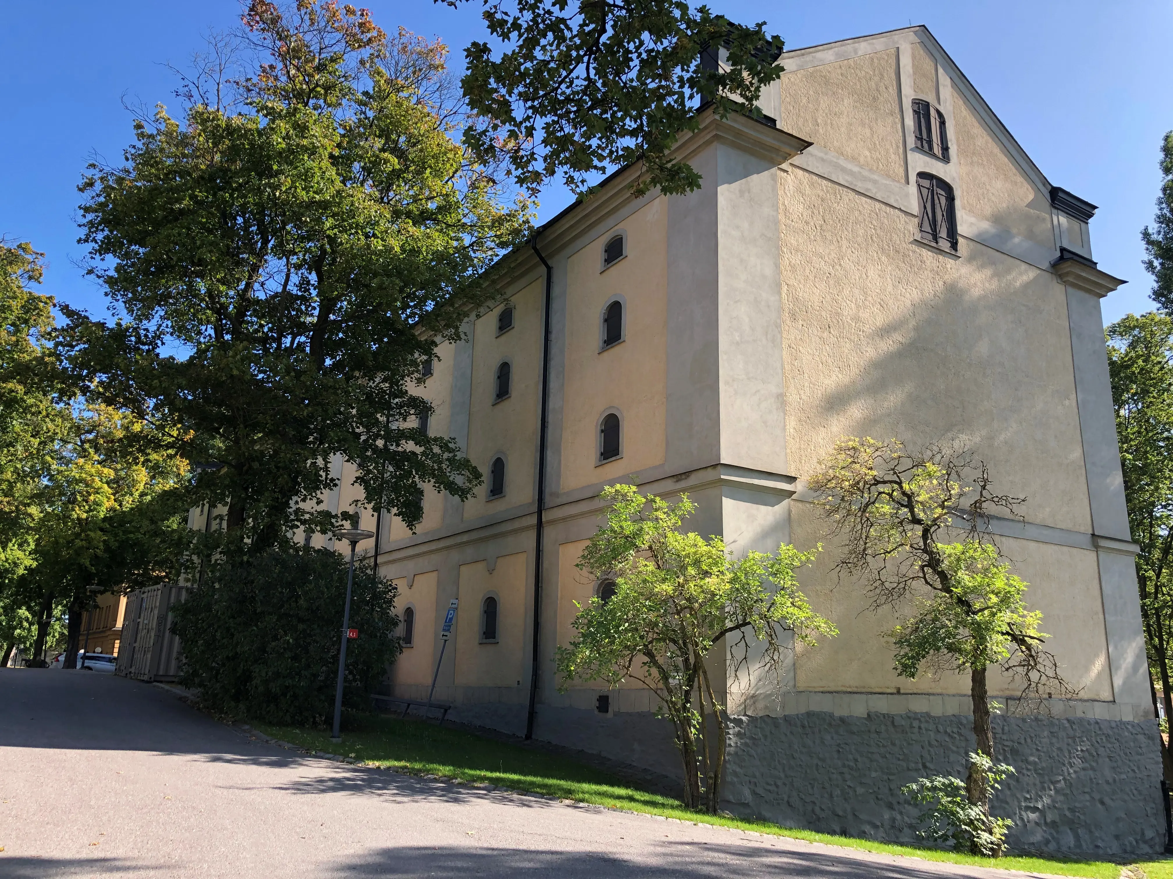Intendeturförrådet på Skeppsholmen. Stor magasinbyggnad med stram klassicistisk dekor och små fönsterluckor.