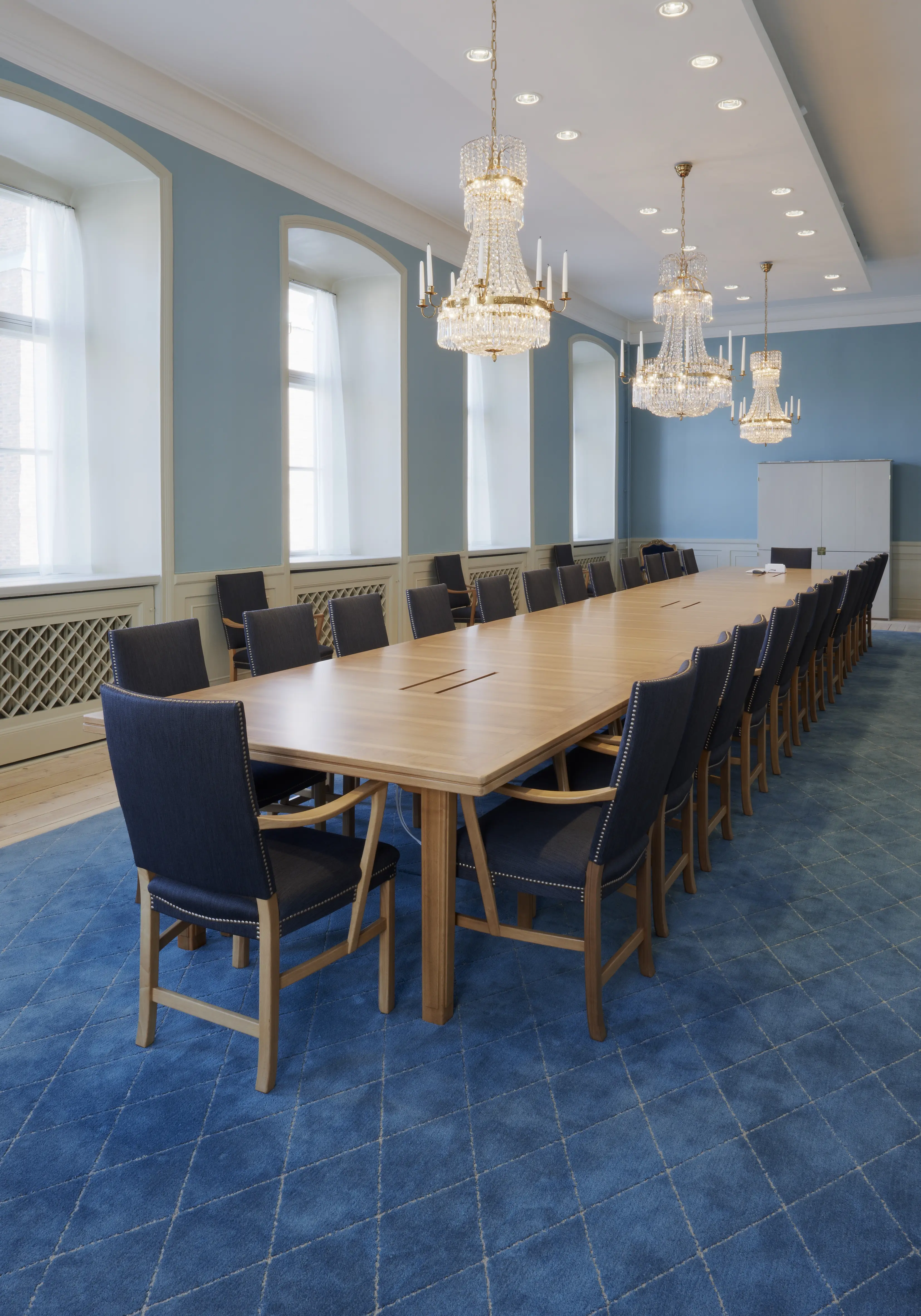 Sessions-salen i Kammar-rättens hus. Inredningen går i blått. I taket hänger tre kristall-kronor