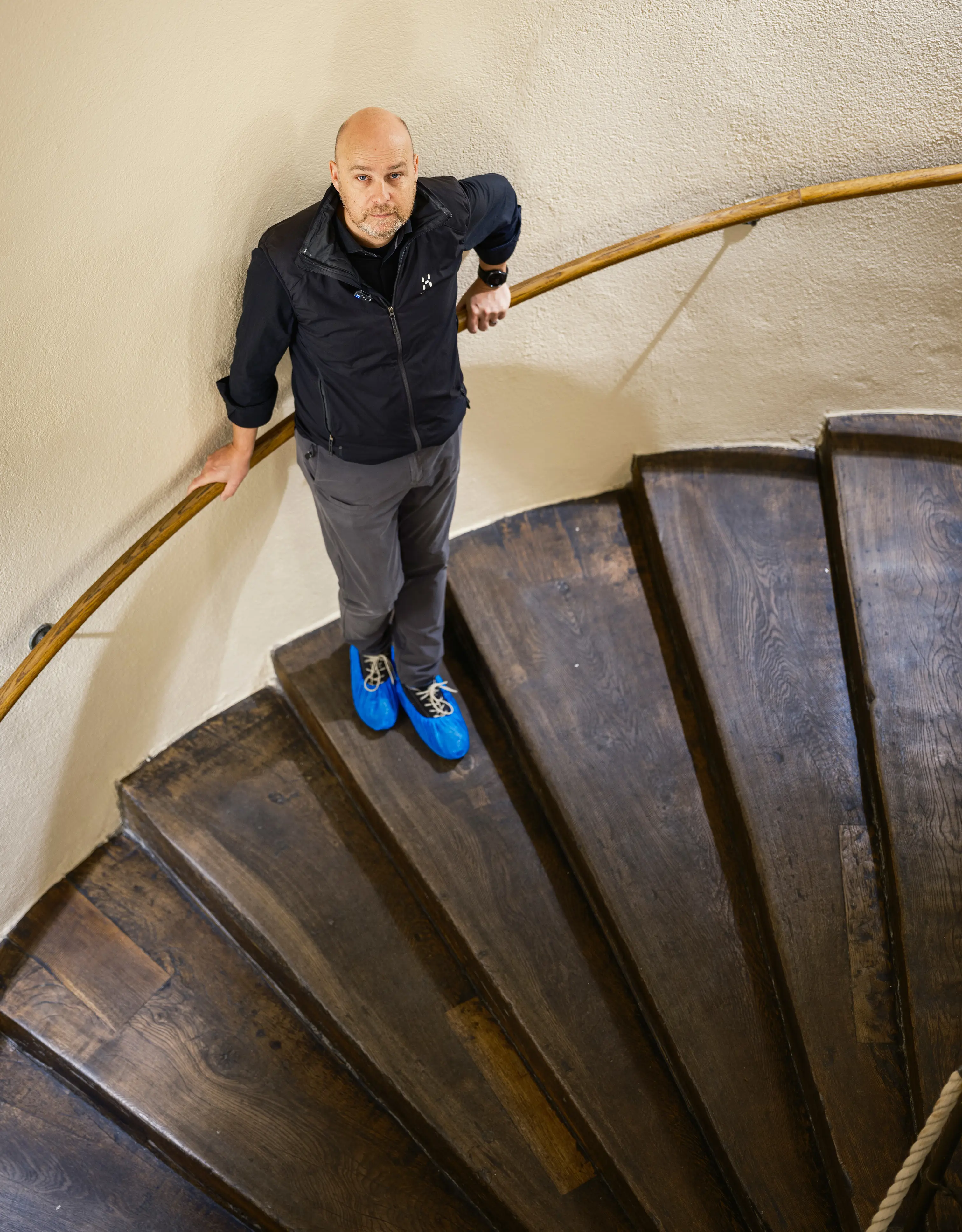 Stefan Larsson, SFV, stående i gamla trappan i Kungshuset i Lund