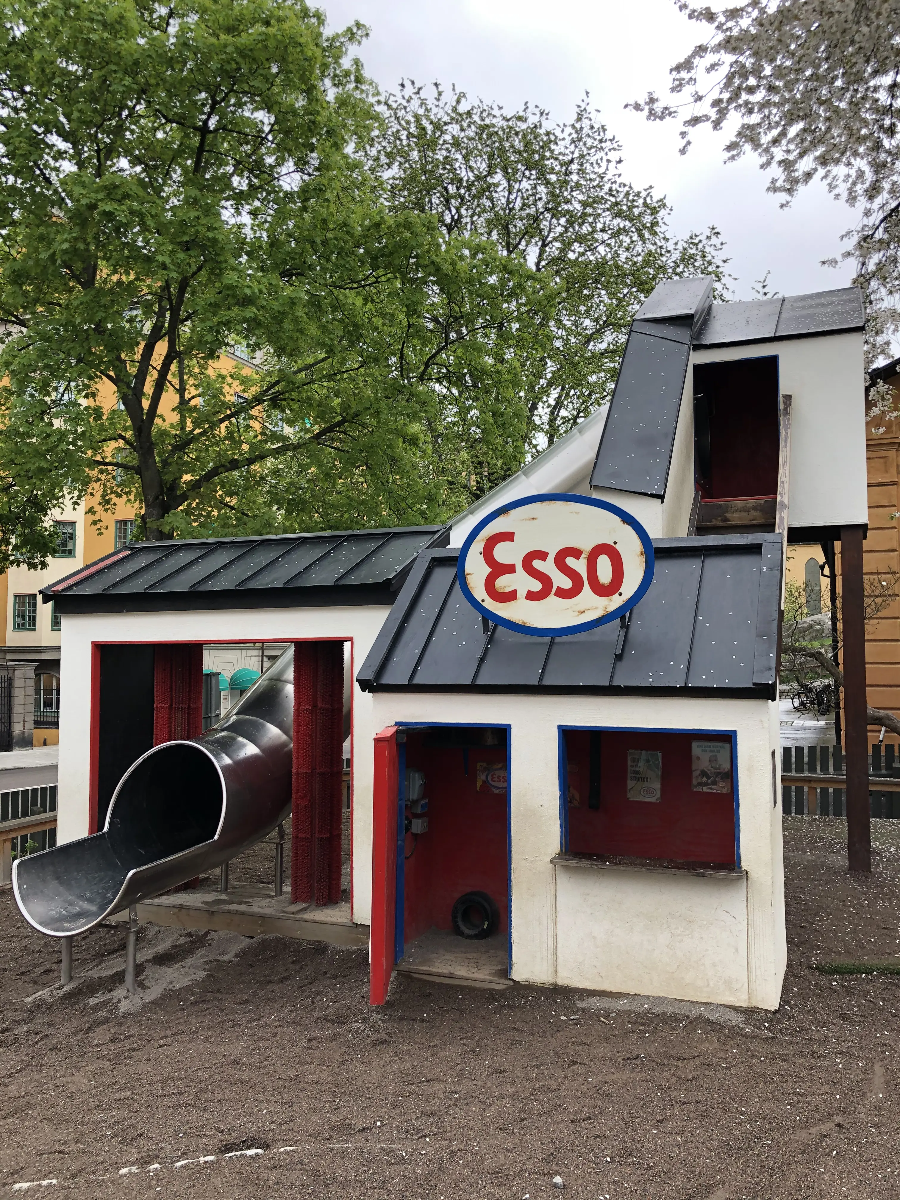 Kvarteret Krubban. Lekplatsens lilla Esso-mack med en rör-formad rutschkana.