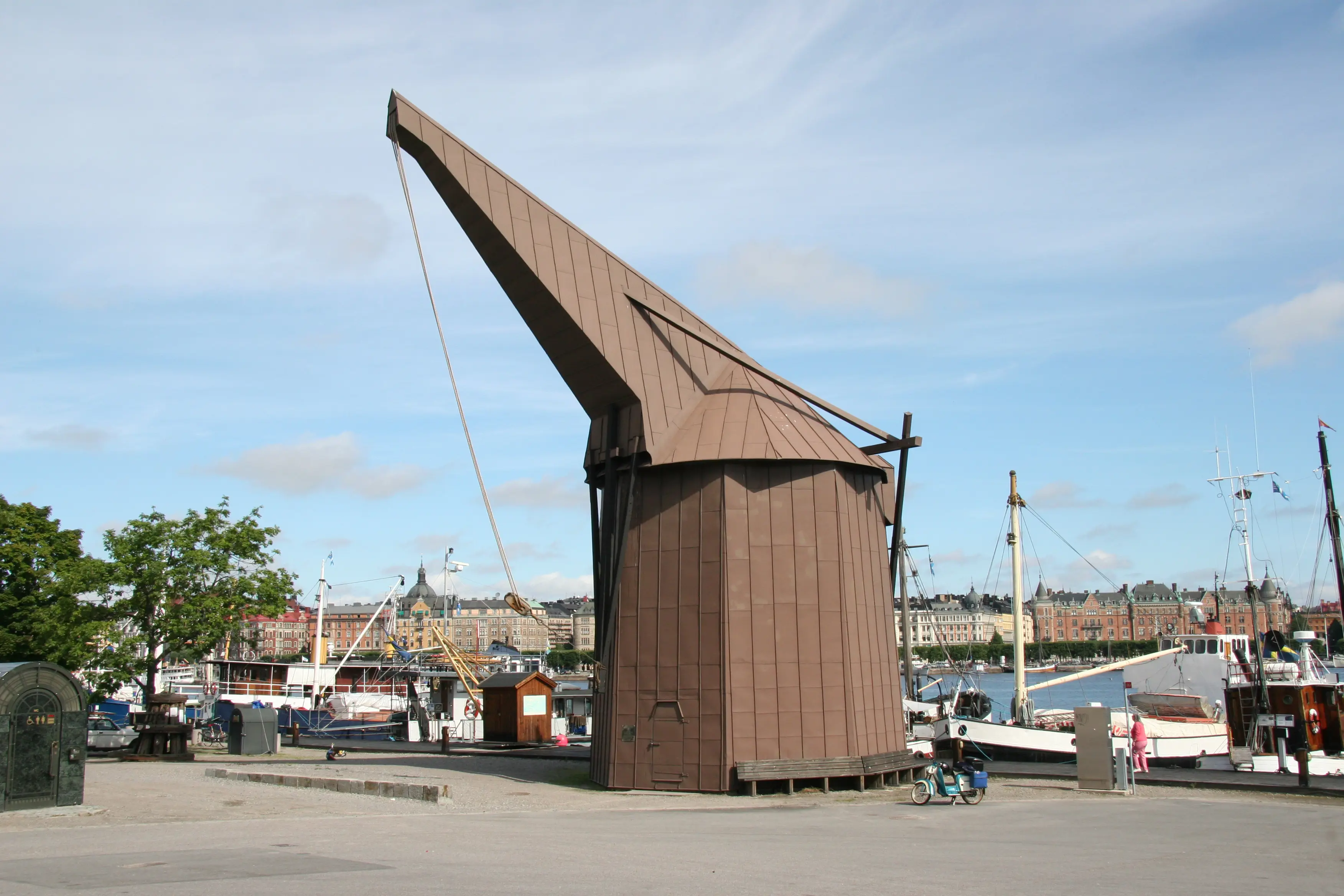 Styckekranen på Skeppsholmen. I bakgrunden Nybroviken och Östermalm.